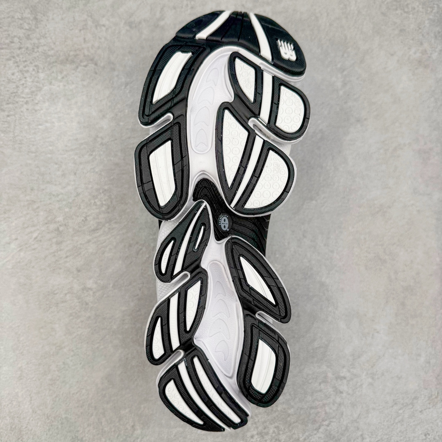 图片[9]-New Balance NB2000 舒适百搭防滑耐磨低帮 休闲跑步鞋 New Balance 在近两年的球鞋市场屡出奇招，在经典鞋型保持进一步增长的同时，推出的每一款新鞋型也都有傲人的战绩。在 327、9060 等鞋型获得成功之后，今天 New Balance 家族又迎来了新鲜血液的注入。这双 New Balance 2000 依然是融合了新旧元素的跑鞋造型，命名为 2000，或许是它的设计理念有着 Y2K 的血统。最大的亮点，在于这双鞋的中底。外侧以五个 ABZORB 单元，带来极具辨识度和冲击力的视觉效果，让这双鞋在外观和脚感方面都颇具吸引力。尺码：36 37 37.5 38 38.5 39 40 40.5 41 42 42.5 43 44 45 46-选品中心