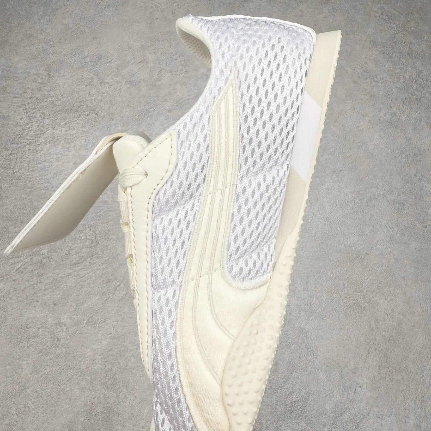 图片[7]-＃TG特价福利 PUMA Speedca OG 彪马极速赛车系列低帮德训风拼接复古百搭休闲运动赛车鞋 鞋款从80、90年代赛车手所穿的防火赛车鞋为原型，鞋身线条模仿了赛车的流线廓形，体现了空气动力学原理的结构。简约流畅的外观，恰好又和贯穿其中的Formstrip Logo融合恰到好处，视觉上细节丰富且协调。本次Speedcat OG鞋款归来，最大看点自然式保留了窄版鞋型以及薄底构造。这两年各品牌鞋底越做越厚，Speedcat反其道而行之，上脚几乎无鞋底的效果带来耳目一新的视觉体验。鞋面依旧是以质感细腻的麂皮材质打造，并且大面积近乎全包裹的使用，复古味道也愈发浓烈。配色上更是将最原始的黑色和红色带回，向F1赛车队的标志性队服致敬。相信让各位一眼种草的更多是出挑的大红色，上脚即可瞬间点亮整体造型，在以球鞋为核心的OOTD中脱颖而出。而另一款黑色则是低调的万金油，彰显新潮个性的同时又不喧宾夺主，也是热爱简约系穿搭朋友的首选。 尺码：35.5 36 37 37.5 38 38.5 39 40 40.5 41 42 42.5 43 44 44.5 45-选品中心