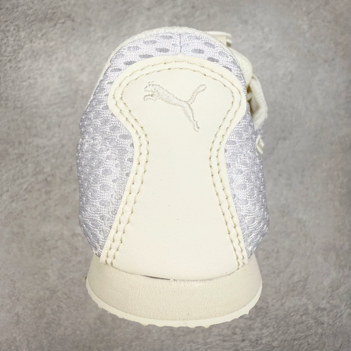 图片[8]-＃TG特价福利 PUMA Speedca OG 彪马极速赛车系列低帮德训风拼接复古百搭休闲运动赛车鞋 鞋款从80、90年代赛车手所穿的防火赛车鞋为原型，鞋身线条模仿了赛车的流线廓形，体现了空气动力学原理的结构。简约流畅的外观，恰好又和贯穿其中的Formstrip Logo融合恰到好处，视觉上细节丰富且协调。本次Speedcat OG鞋款归来，最大看点自然式保留了窄版鞋型以及薄底构造。这两年各品牌鞋底越做越厚，Speedcat反其道而行之，上脚几乎无鞋底的效果带来耳目一新的视觉体验。鞋面依旧是以质感细腻的麂皮材质打造，并且大面积近乎全包裹的使用，复古味道也愈发浓烈。配色上更是将最原始的黑色和红色带回，向F1赛车队的标志性队服致敬。相信让各位一眼种草的更多是出挑的大红色，上脚即可瞬间点亮整体造型，在以球鞋为核心的OOTD中脱颖而出。而另一款黑色则是低调的万金油，彰显新潮个性的同时又不喧宾夺主，也是热爱简约系穿搭朋友的首选。 尺码：35.5 36 37 37.5 38 38.5 39 40 40.5 41 42 42.5 43 44 44.5 45-选品中心