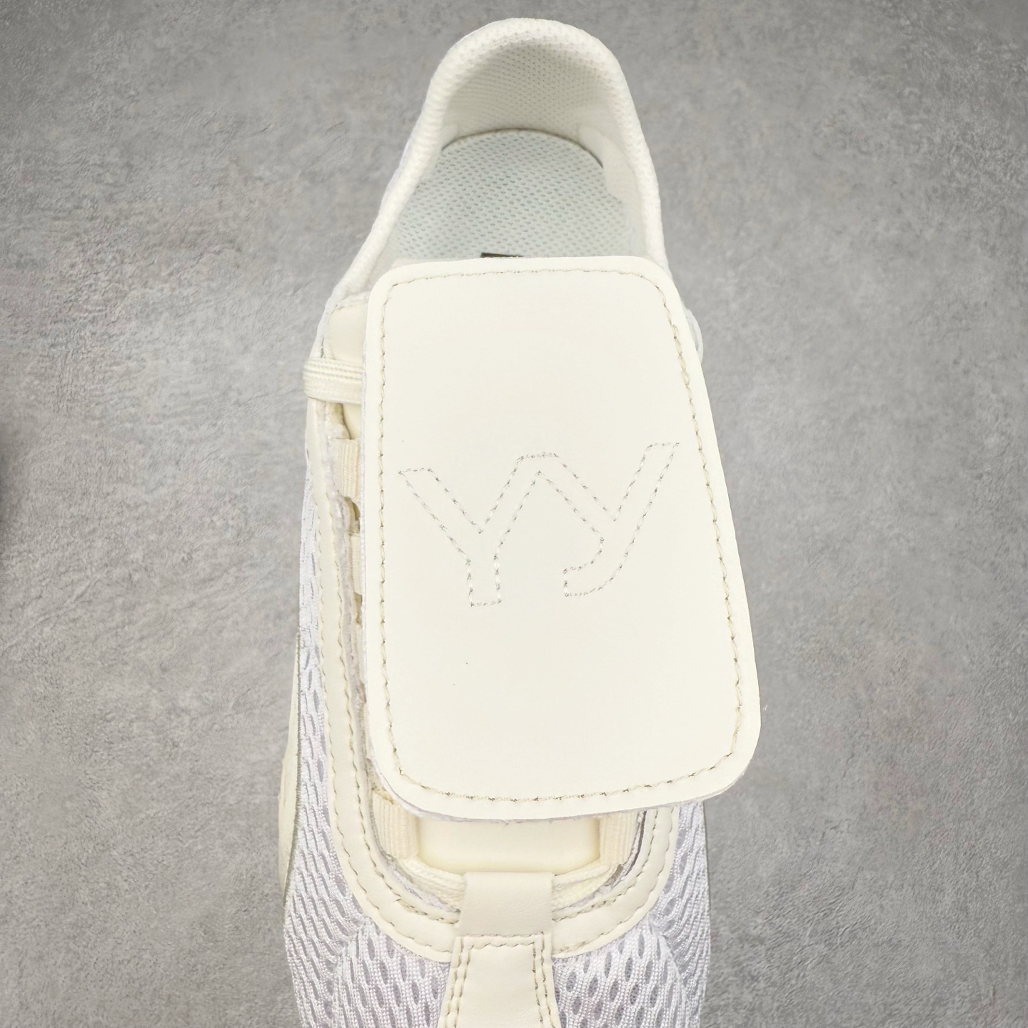 图片[5]-＃TG特价福利 PUMA Speedca OG 彪马极速赛车系列低帮德训风拼接复古百搭休闲运动赛车鞋 鞋款从80、90年代赛车手所穿的防火赛车鞋为原型，鞋身线条模仿了赛车的流线廓形，体现了空气动力学原理的结构。简约流畅的外观，恰好又和贯穿其中的Formstrip Logo融合恰到好处，视觉上细节丰富且协调。本次Speedcat OG鞋款归来，最大看点自然式保留了窄版鞋型以及薄底构造。这两年各品牌鞋底越做越厚，Speedcat反其道而行之，上脚几乎无鞋底的效果带来耳目一新的视觉体验。鞋面依旧是以质感细腻的麂皮材质打造，并且大面积近乎全包裹的使用，复古味道也愈发浓烈。配色上更是将最原始的黑色和红色带回，向F1赛车队的标志性队服致敬。相信让各位一眼种草的更多是出挑的大红色，上脚即可瞬间点亮整体造型，在以球鞋为核心的OOTD中脱颖而出。而另一款黑色则是低调的万金油，彰显新潮个性的同时又不喧宾夺主，也是热爱简约系穿搭朋友的首选。 尺码：35.5 36 37 37.5 38 38.5 39 40 40.5 41 42 42.5 43 44 44.5 45-选品中心