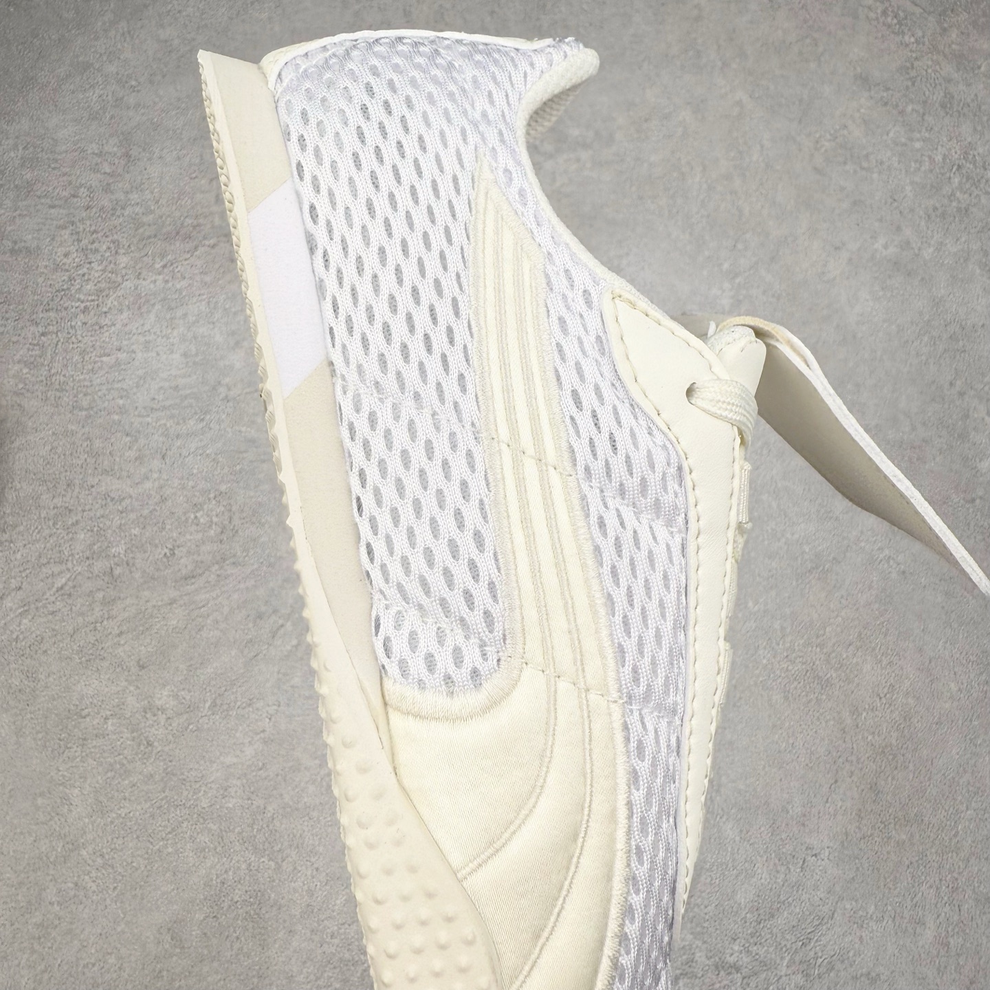 图片[6]-＃TG特价福利 PUMA Speedca OG 彪马极速赛车系列低帮德训风拼接复古百搭休闲运动赛车鞋 鞋款从80、90年代赛车手所穿的防火赛车鞋为原型，鞋身线条模仿了赛车的流线廓形，体现了空气动力学原理的结构。简约流畅的外观，恰好又和贯穿其中的Formstrip Logo融合恰到好处，视觉上细节丰富且协调。本次Speedcat OG鞋款归来，最大看点自然式保留了窄版鞋型以及薄底构造。这两年各品牌鞋底越做越厚，Speedcat反其道而行之，上脚几乎无鞋底的效果带来耳目一新的视觉体验。鞋面依旧是以质感细腻的麂皮材质打造，并且大面积近乎全包裹的使用，复古味道也愈发浓烈。配色上更是将最原始的黑色和红色带回，向F1赛车队的标志性队服致敬。相信让各位一眼种草的更多是出挑的大红色，上脚即可瞬间点亮整体造型，在以球鞋为核心的OOTD中脱颖而出。而另一款黑色则是低调的万金油，彰显新潮个性的同时又不喧宾夺主，也是热爱简约系穿搭朋友的首选。 尺码：35.5 36 37 37.5 38 38.5 39 40 40.5 41 42 42.5 43 44 44.5 45-选品中心