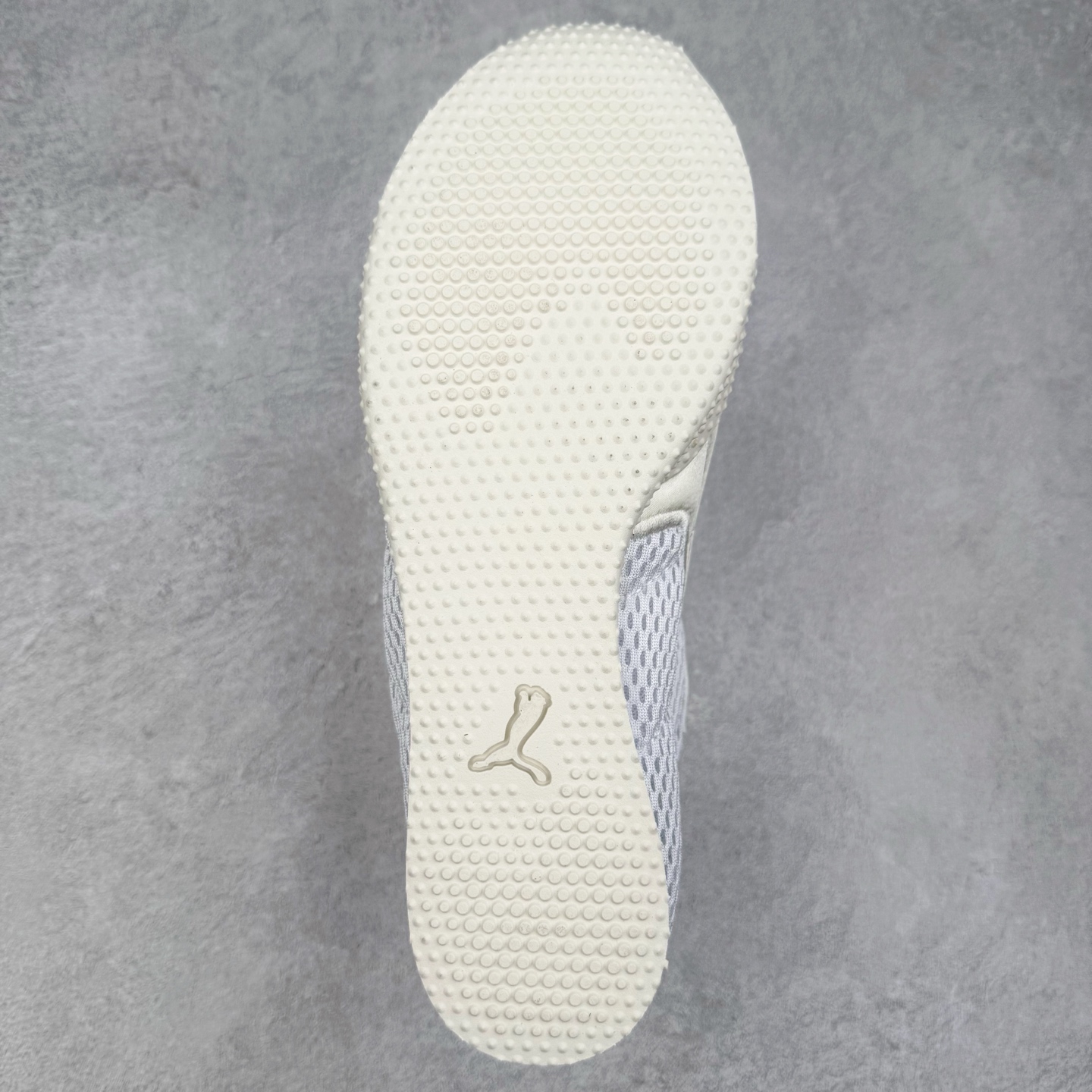 图片[9]-＃TG特价福利 PUMA Speedca OG 彪马极速赛车系列低帮德训风拼接复古百搭休闲运动赛车鞋 鞋款从80、90年代赛车手所穿的防火赛车鞋为原型，鞋身线条模仿了赛车的流线廓形，体现了空气动力学原理的结构。简约流畅的外观，恰好又和贯穿其中的Formstrip Logo融合恰到好处，视觉上细节丰富且协调。本次Speedcat OG鞋款归来，最大看点自然式保留了窄版鞋型以及薄底构造。这两年各品牌鞋底越做越厚，Speedcat反其道而行之，上脚几乎无鞋底的效果带来耳目一新的视觉体验。鞋面依旧是以质感细腻的麂皮材质打造，并且大面积近乎全包裹的使用，复古味道也愈发浓烈。配色上更是将最原始的黑色和红色带回，向F1赛车队的标志性队服致敬。相信让各位一眼种草的更多是出挑的大红色，上脚即可瞬间点亮整体造型，在以球鞋为核心的OOTD中脱颖而出。而另一款黑色则是低调的万金油，彰显新潮个性的同时又不喧宾夺主，也是热爱简约系穿搭朋友的首选。 尺码：35.5 36 37 37.5 38 38.5 39 40 40.5 41 42 42.5 43 44 44.5 45-选品中心