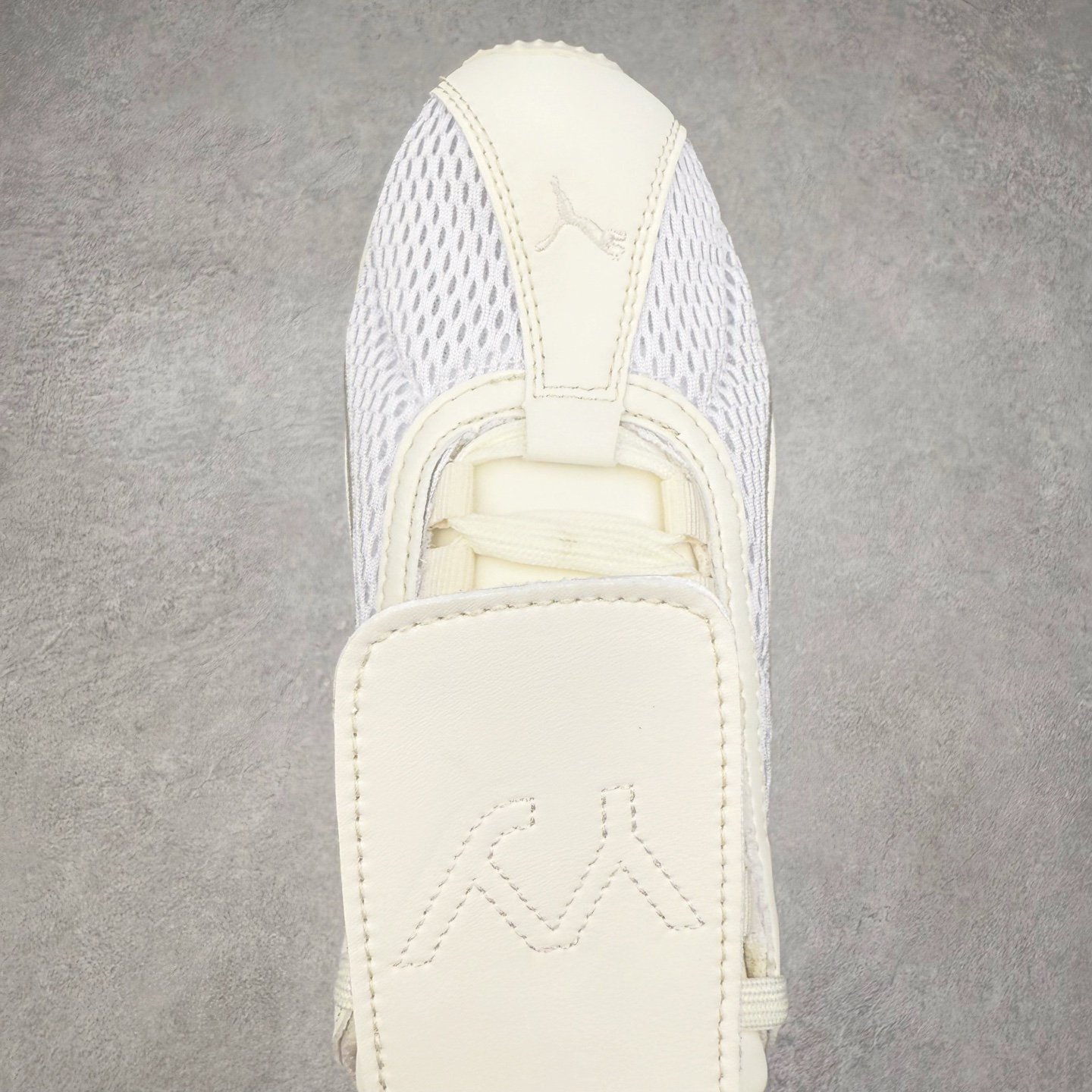 图片[4]-＃TG特价福利 PUMA Speedca OG 彪马极速赛车系列低帮德训风拼接复古百搭休闲运动赛车鞋 鞋款从80、90年代赛车手所穿的防火赛车鞋为原型，鞋身线条模仿了赛车的流线廓形，体现了空气动力学原理的结构。简约流畅的外观，恰好又和贯穿其中的Formstrip Logo融合恰到好处，视觉上细节丰富且协调。本次Speedcat OG鞋款归来，最大看点自然式保留了窄版鞋型以及薄底构造。这两年各品牌鞋底越做越厚，Speedcat反其道而行之，上脚几乎无鞋底的效果带来耳目一新的视觉体验。鞋面依旧是以质感细腻的麂皮材质打造，并且大面积近乎全包裹的使用，复古味道也愈发浓烈。配色上更是将最原始的黑色和红色带回，向F1赛车队的标志性队服致敬。相信让各位一眼种草的更多是出挑的大红色，上脚即可瞬间点亮整体造型，在以球鞋为核心的OOTD中脱颖而出。而另一款黑色则是低调的万金油，彰显新潮个性的同时又不喧宾夺主，也是热爱简约系穿搭朋友的首选。 尺码：35.5 36 37 37.5 38 38.5 39 40 40.5 41 42 42.5 43 44 44.5 45-选品中心