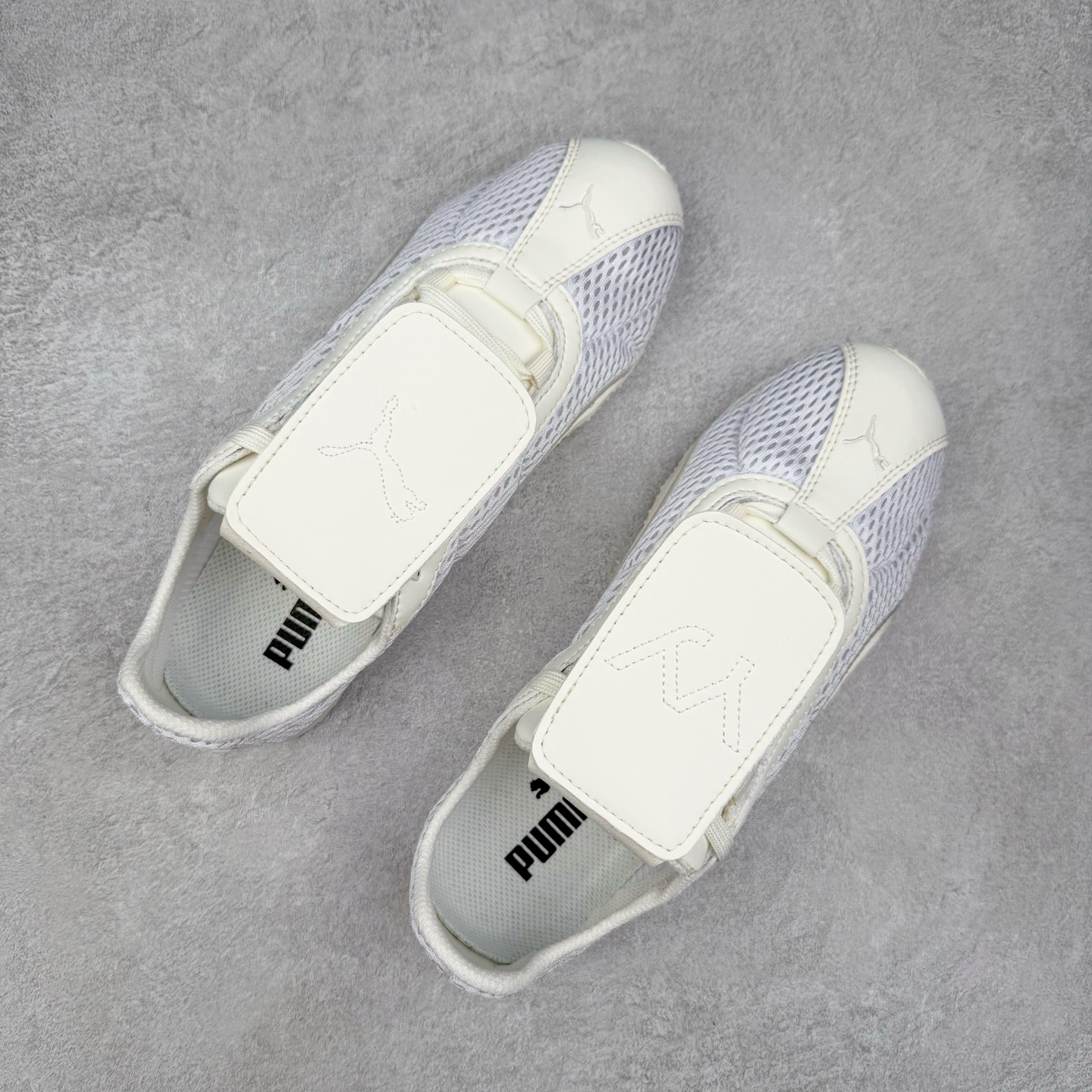 图片[3]-＃TG特价福利 PUMA Speedca OG 彪马极速赛车系列低帮德训风拼接复古百搭休闲运动赛车鞋 鞋款从80、90年代赛车手所穿的防火赛车鞋为原型，鞋身线条模仿了赛车的流线廓形，体现了空气动力学原理的结构。简约流畅的外观，恰好又和贯穿其中的Formstrip Logo融合恰到好处，视觉上细节丰富且协调。本次Speedcat OG鞋款归来，最大看点自然式保留了窄版鞋型以及薄底构造。这两年各品牌鞋底越做越厚，Speedcat反其道而行之，上脚几乎无鞋底的效果带来耳目一新的视觉体验。鞋面依旧是以质感细腻的麂皮材质打造，并且大面积近乎全包裹的使用，复古味道也愈发浓烈。配色上更是将最原始的黑色和红色带回，向F1赛车队的标志性队服致敬。相信让各位一眼种草的更多是出挑的大红色，上脚即可瞬间点亮整体造型，在以球鞋为核心的OOTD中脱颖而出。而另一款黑色则是低调的万金油，彰显新潮个性的同时又不喧宾夺主，也是热爱简约系穿搭朋友的首选。 尺码：35.5 36 37 37.5 38 38.5 39 40 40.5 41 42 42.5 43 44 44.5 45-选品中心