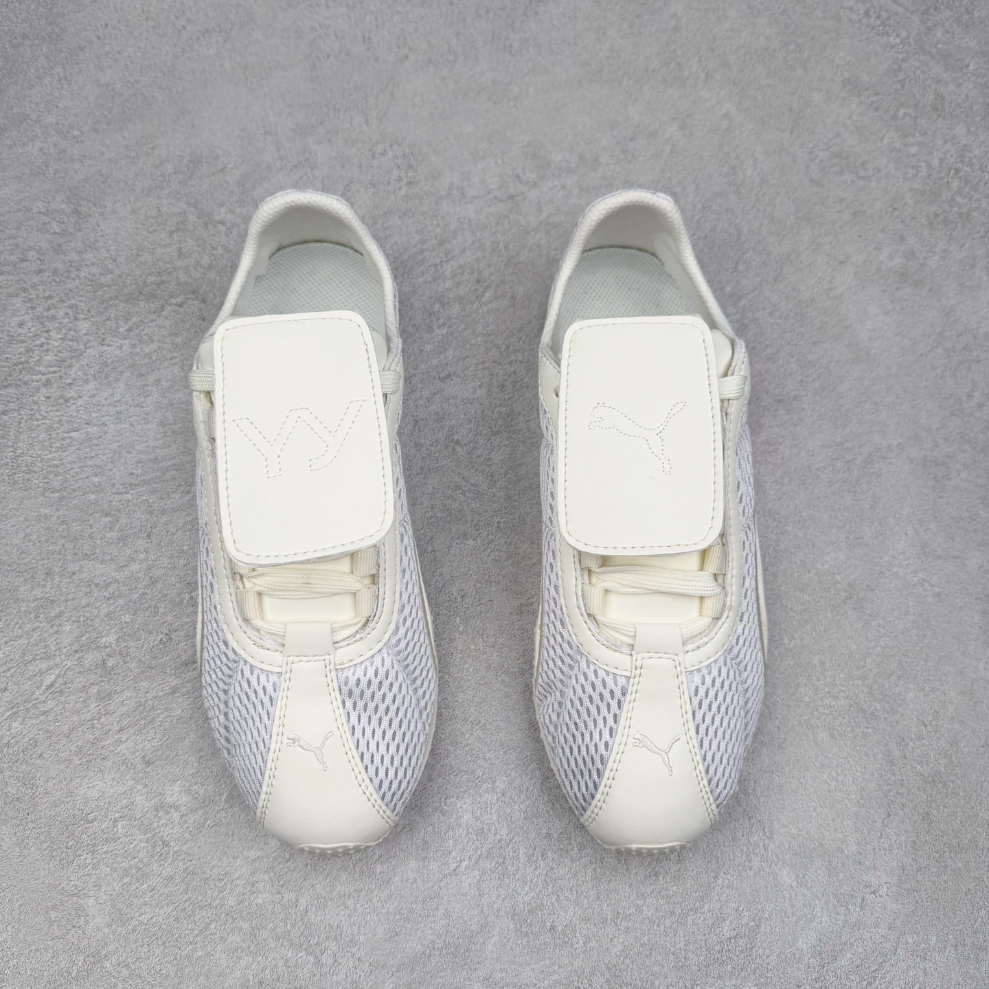 图片[2]-＃TG特价福利 PUMA Speedca OG 彪马极速赛车系列低帮德训风拼接复古百搭休闲运动赛车鞋 鞋款从80、90年代赛车手所穿的防火赛车鞋为原型，鞋身线条模仿了赛车的流线廓形，体现了空气动力学原理的结构。简约流畅的外观，恰好又和贯穿其中的Formstrip Logo融合恰到好处，视觉上细节丰富且协调。本次Speedcat OG鞋款归来，最大看点自然式保留了窄版鞋型以及薄底构造。这两年各品牌鞋底越做越厚，Speedcat反其道而行之，上脚几乎无鞋底的效果带来耳目一新的视觉体验。鞋面依旧是以质感细腻的麂皮材质打造，并且大面积近乎全包裹的使用，复古味道也愈发浓烈。配色上更是将最原始的黑色和红色带回，向F1赛车队的标志性队服致敬。相信让各位一眼种草的更多是出挑的大红色，上脚即可瞬间点亮整体造型，在以球鞋为核心的OOTD中脱颖而出。而另一款黑色则是低调的万金油，彰显新潮个性的同时又不喧宾夺主，也是热爱简约系穿搭朋友的首选。 尺码：35.5 36 37 37.5 38 38.5 39 40 40.5 41 42 42.5 43 44 44.5 45-选品中心