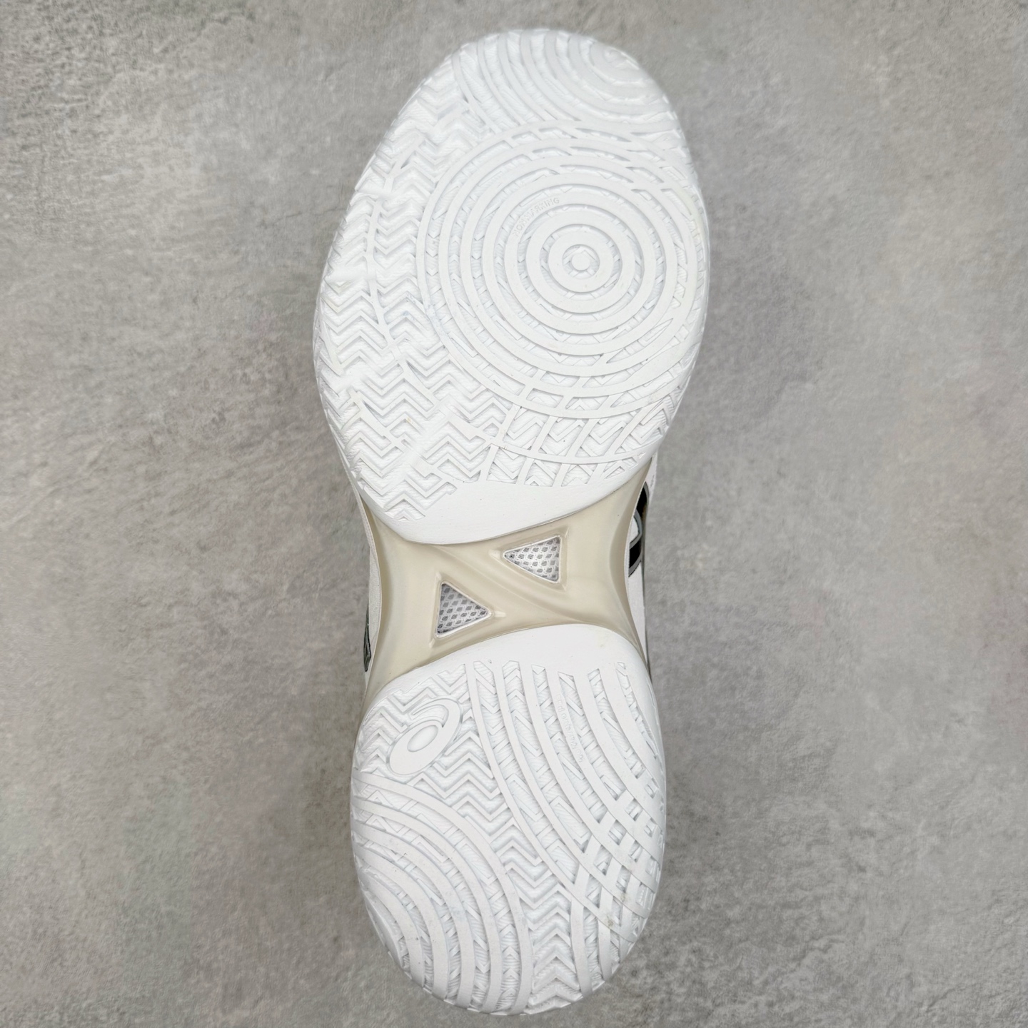 图片[9]-Asics Gel-Hoop V14 亚瑟士中帮舒适实战篮球鞋 鞋面采用新的U-THROAT不对称结构 是特别根据跑步跟中心点回转做的设计 来使包覆度提升 提供更柔韧的保护 同时能使脚步在弯曲时更灵活 尺码：40 40.5 41 42 42.5 43 44 44.5 45 46-选品中心