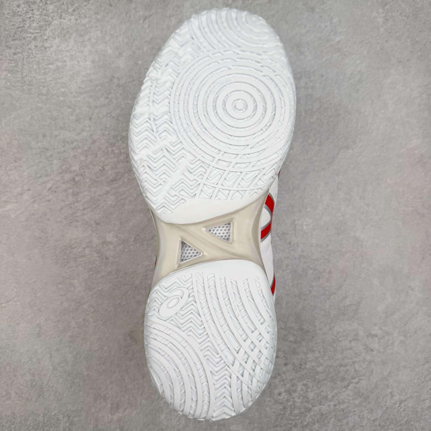 图片[9]-Asics Gel-Hoop V14 亚瑟士中帮舒适实战篮球鞋 鞋面采用新的U-THROAT不对称结构 是特别根据跑步跟中心点回转做的设计 来使包覆度提升 提供更柔韧的保护 同时能使脚步在弯曲时更灵活 尺码：40 40.5 41 42 42.5 43 44 44.5 45 46-选品中心