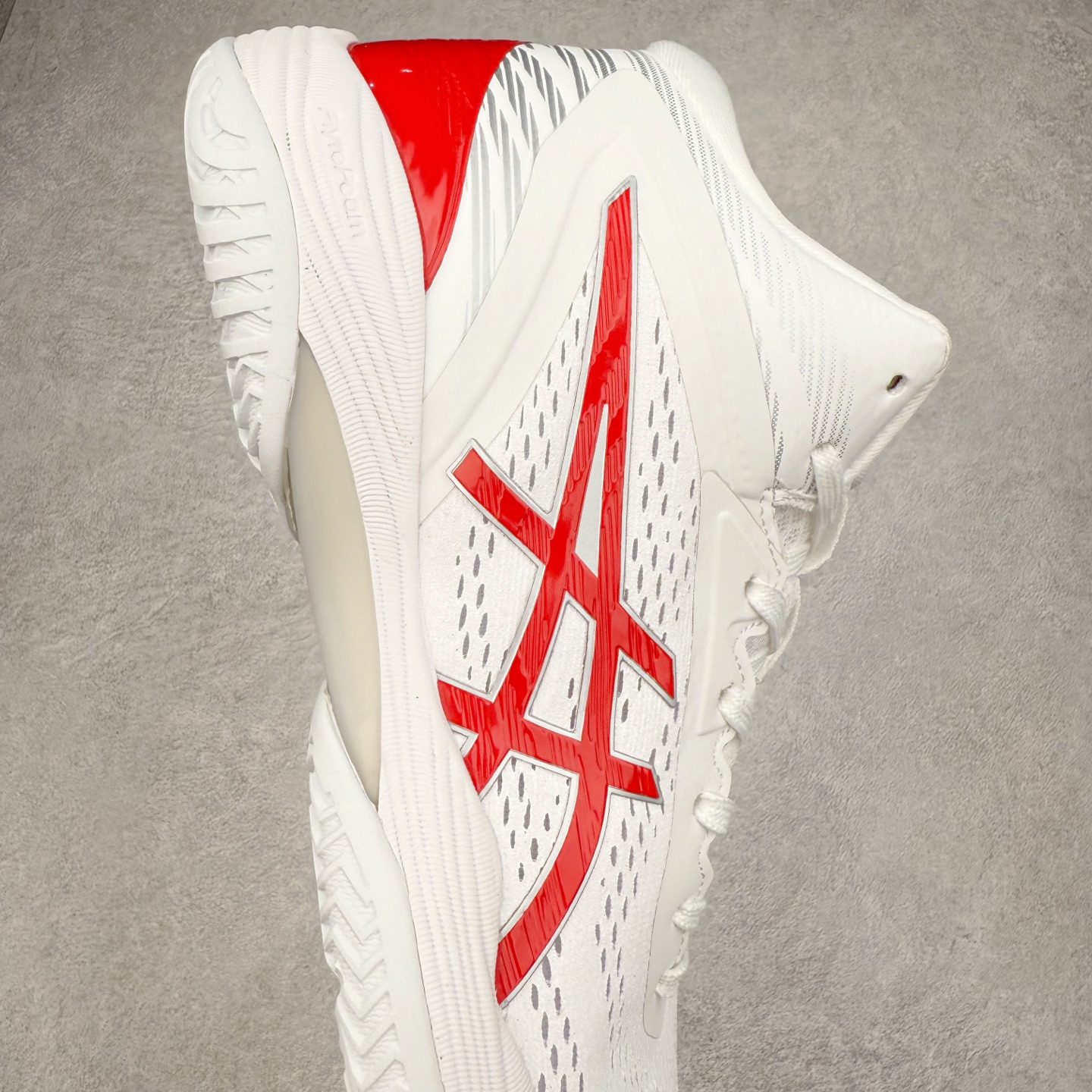 图片[6]-Asics Gel-Hoop V14 亚瑟士中帮舒适实战篮球鞋 鞋面采用新的U-THROAT不对称结构 是特别根据跑步跟中心点回转做的设计 来使包覆度提升 提供更柔韧的保护 同时能使脚步在弯曲时更灵活 尺码：40 40.5 41 42 42.5 43 44 44.5 45 46-选品中心