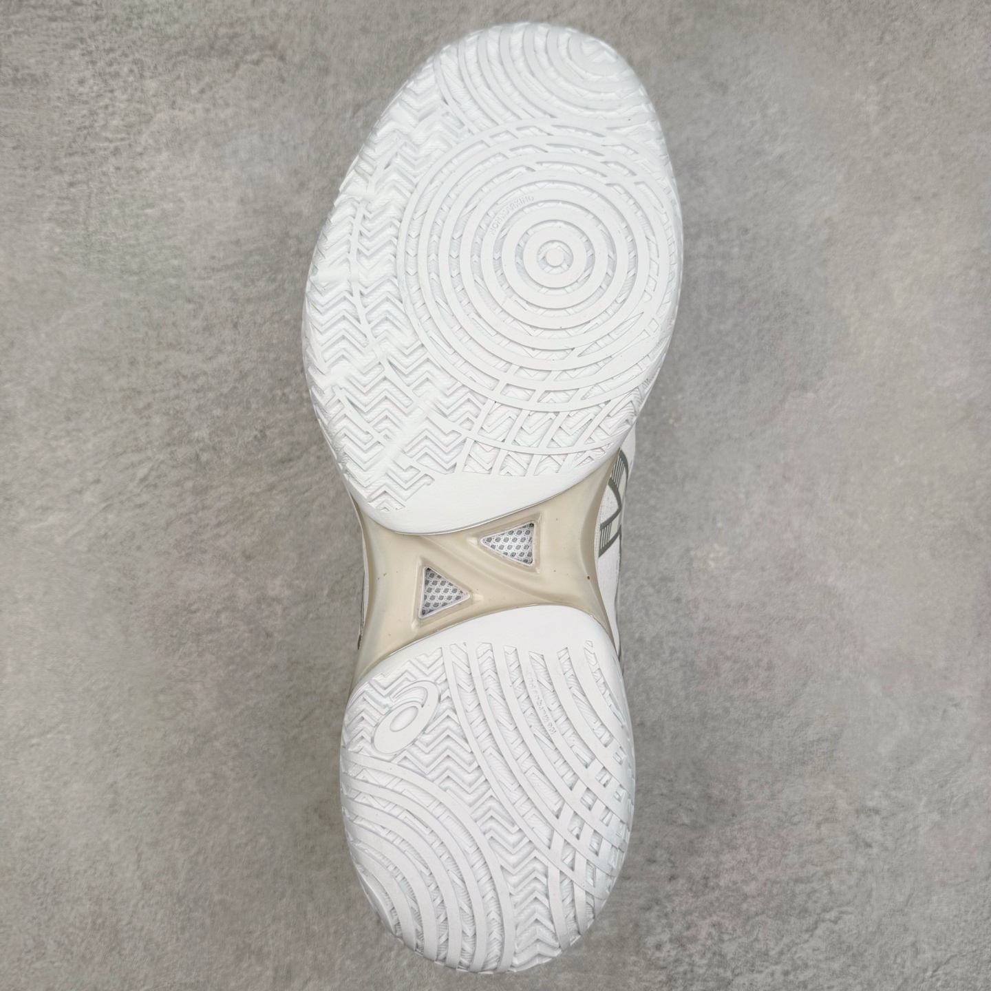 图片[9]-Asics Gel-Hoop V14 亚瑟士中帮舒适实战篮球鞋 鞋面采用新的U-THROAT不对称结构 是特别根据跑步跟中心点回转做的设计 来使包覆度提升 提供更柔韧的保护 同时能使脚步在弯曲时更灵活 尺码：40 40.5 41 42 42.5 43 44 44.5 45 46-选品中心