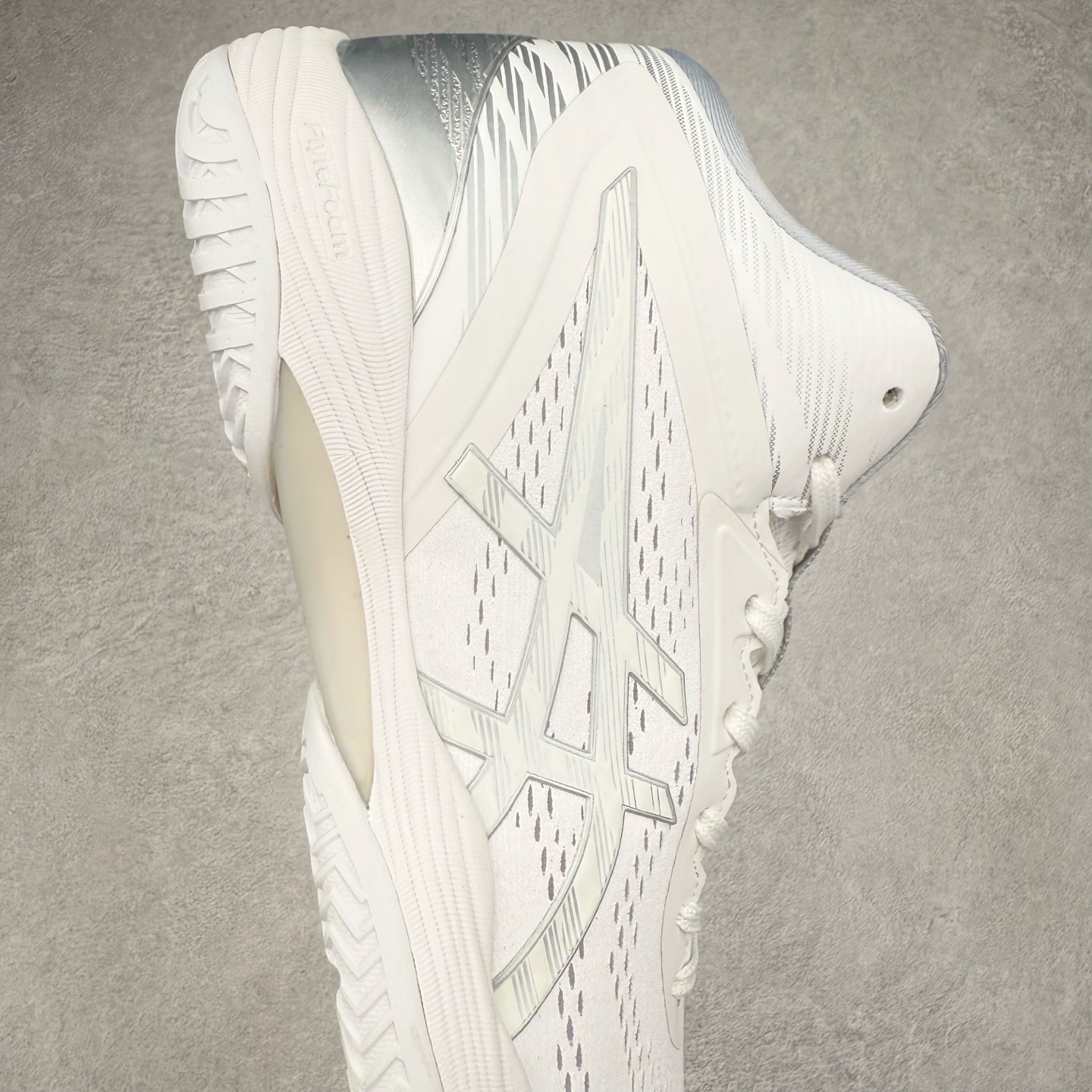 图片[6]-Asics Gel-Hoop V14 亚瑟士中帮舒适实战篮球鞋 鞋面采用新的U-THROAT不对称结构 是特别根据跑步跟中心点回转做的设计 来使包覆度提升 提供更柔韧的保护 同时能使脚步在弯曲时更灵活 尺码：40 40.5 41 42 42.5 43 44 44.5 45 46-选品中心