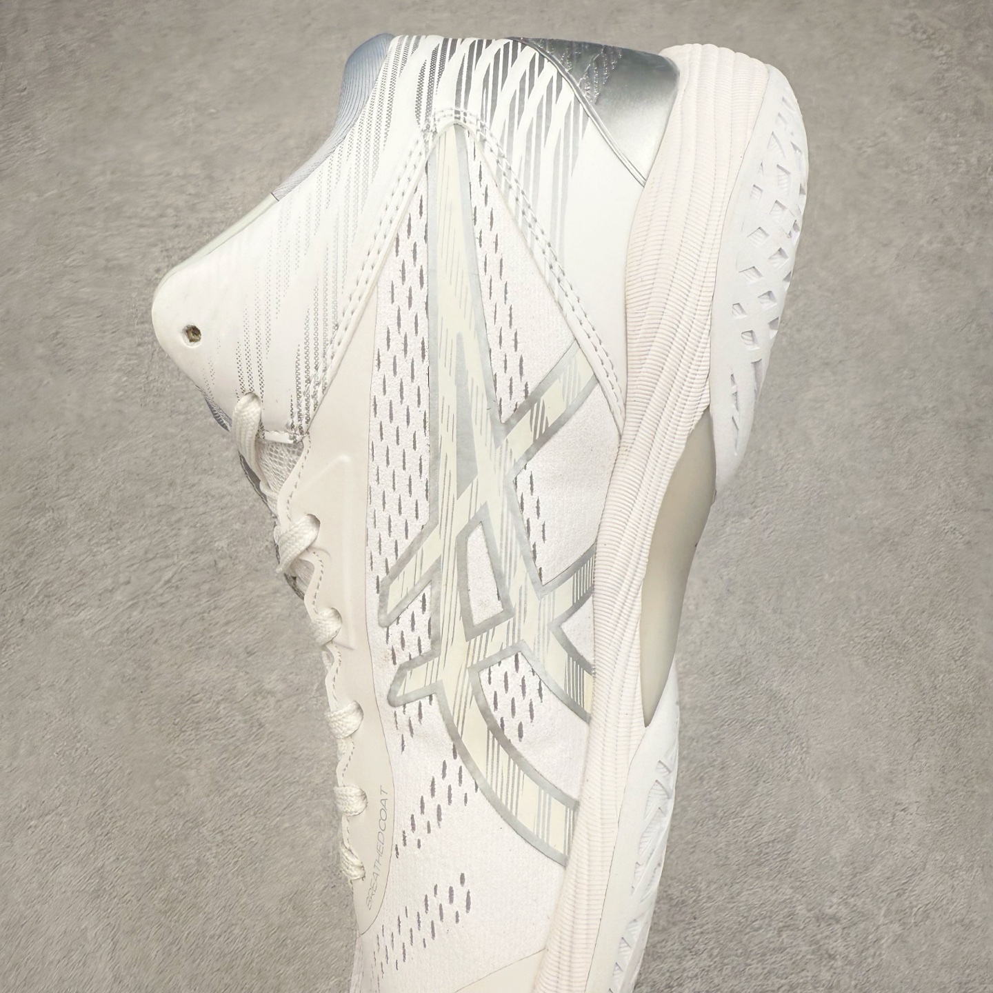图片[7]-Asics Gel-Hoop V14 亚瑟士中帮舒适实战篮球鞋 鞋面采用新的U-THROAT不对称结构 是特别根据跑步跟中心点回转做的设计 来使包覆度提升 提供更柔韧的保护 同时能使脚步在弯曲时更灵活 尺码：40 40.5 41 42 42.5 43 44 44.5 45 46-选品中心