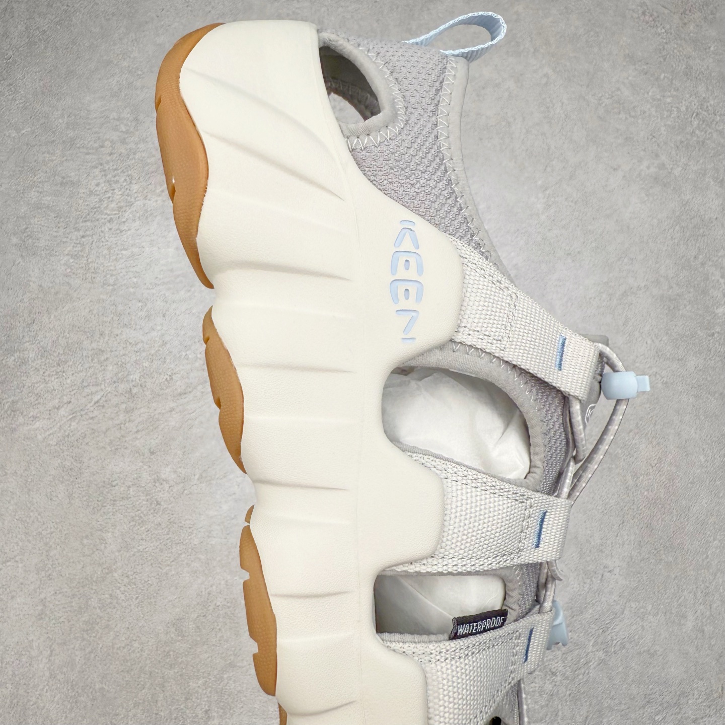 图片[6]-KEEN Hyperport H2 科恩防滑耐磨低帮户外功能鞋溯溪鞋凉鞋 KEEN诞生于2003年的美国人气户外品牌，以一双“保护脚趾”且能涉足水域的户外凉鞋NEWPORT诞生为契机，开启原创制鞋之路。KEEN相信，天空之下即是户外，因为户外不一定是极具挑战性的独自冒险，也可以是与朋友、家人和宠物一同分享外面的世界。同时，KEEN从诞生之初便始终贯彻环保制鞋的理念，不断创造出优秀的原创奇履。脚踏实地，致力向善。我们想和世界产生更多交集为世界减少更多负担，和你趣户外、趣做自己、趣环保让地球和生活都变得更美好。尺码：36 36.5 37.5 38 38.5 39 40 40.5 41 42 42.5 43 44 44.5 45-选品中心