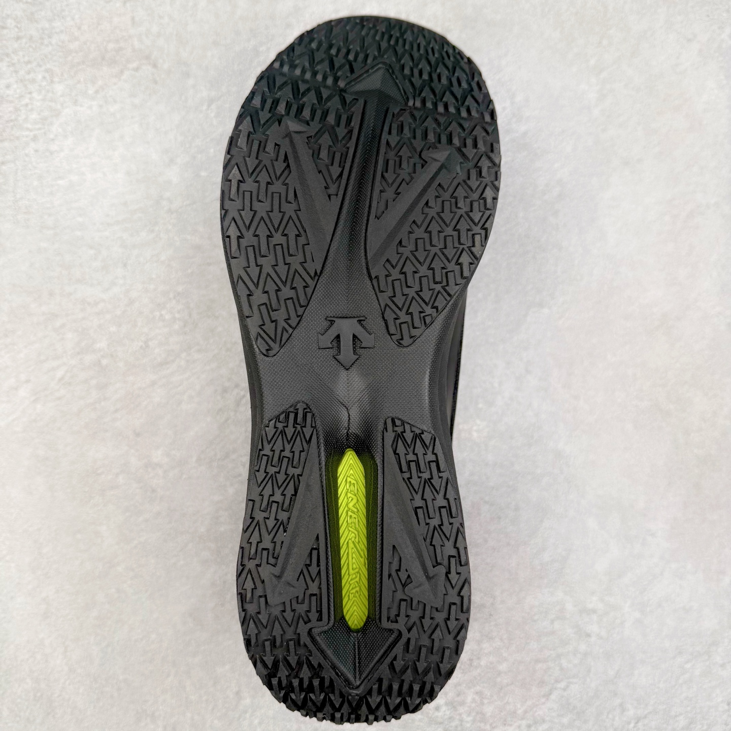 图片[9]-＃HP DESCENTE LAVITATE WIRE 3.0 Z-FOAM 迪桑特时尚舒适回弹低帮跑步鞋 DESCENTE（迪桑特）创立于1935年，品牌名取自法语词汇，意为“滑降”。品牌箭头标识代表滑雪的三种技术“高速直线滑行”、“穿越”和“侧滑”，也寓意品牌在打造高端专业运动产品中不断追求完美的创新精神，致力于成为中国高端专业滑雪、综训、女子、铁人三项、高尔夫的第一品牌。尺码：39 40 40.5 41 42 42.5 43 44 44.5 45-选品中心