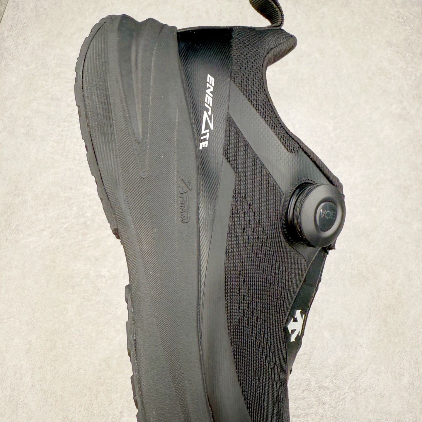 图片[6]-＃HP DESCENTE LAVITATE WIRE 3.0 Z-FOAM 迪桑特时尚舒适回弹低帮跑步鞋 DESCENTE（迪桑特）创立于1935年，品牌名取自法语词汇，意为“滑降”。品牌箭头标识代表滑雪的三种技术“高速直线滑行”、“穿越”和“侧滑”，也寓意品牌在打造高端专业运动产品中不断追求完美的创新精神，致力于成为中国高端专业滑雪、综训、女子、铁人三项、高尔夫的第一品牌。尺码：39 40 40.5 41 42 42.5 43 44 44.5 45-选品中心