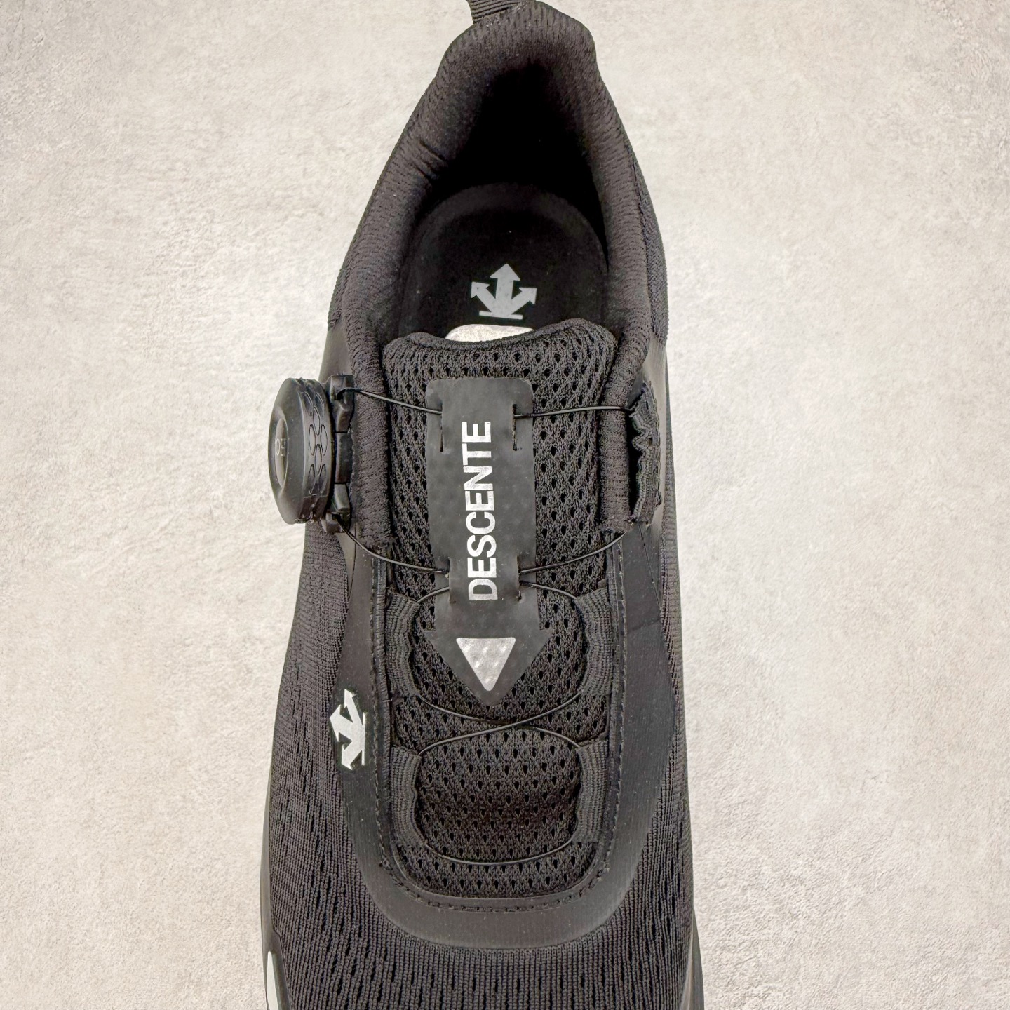 图片[5]-＃HP DESCENTE LAVITATE WIRE 3.0 Z-FOAM 迪桑特时尚舒适回弹低帮跑步鞋 DESCENTE（迪桑特）创立于1935年，品牌名取自法语词汇，意为“滑降”。品牌箭头标识代表滑雪的三种技术“高速直线滑行”、“穿越”和“侧滑”，也寓意品牌在打造高端专业运动产品中不断追求完美的创新精神，致力于成为中国高端专业滑雪、综训、女子、铁人三项、高尔夫的第一品牌。尺码：39 40 40.5 41 42 42.5 43 44 44.5 45-选品中心