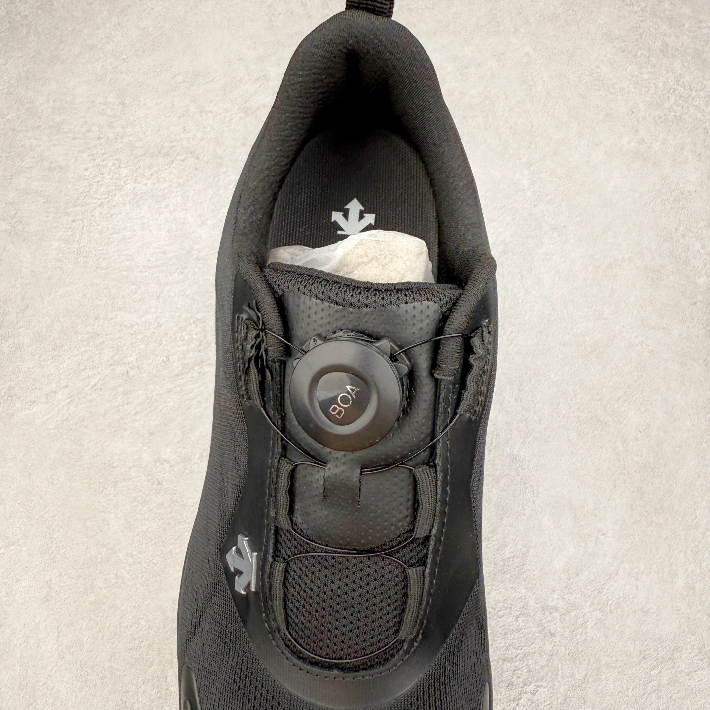 图片[5]-＃HP DESCENTE RUNNING BOA 迪桑特透气防滑耐磨低帮跑步鞋 DESCENTE（迪桑特）创立于1935年，品牌名取自法语词汇，意为“滑降”。品牌箭头标识代表滑雪的三种技术“高速直线滑行”、“穿越”和“侧滑”，也寓意品牌在打造高端专业运动产品中不断追求完美的创新精神，致力于成为中国高端专业滑雪、综训、女子、铁人三项、高尔夫的第一品牌。尺码：39 40 40.5 41 42 42.5 43 44 44.5 45-选品中心