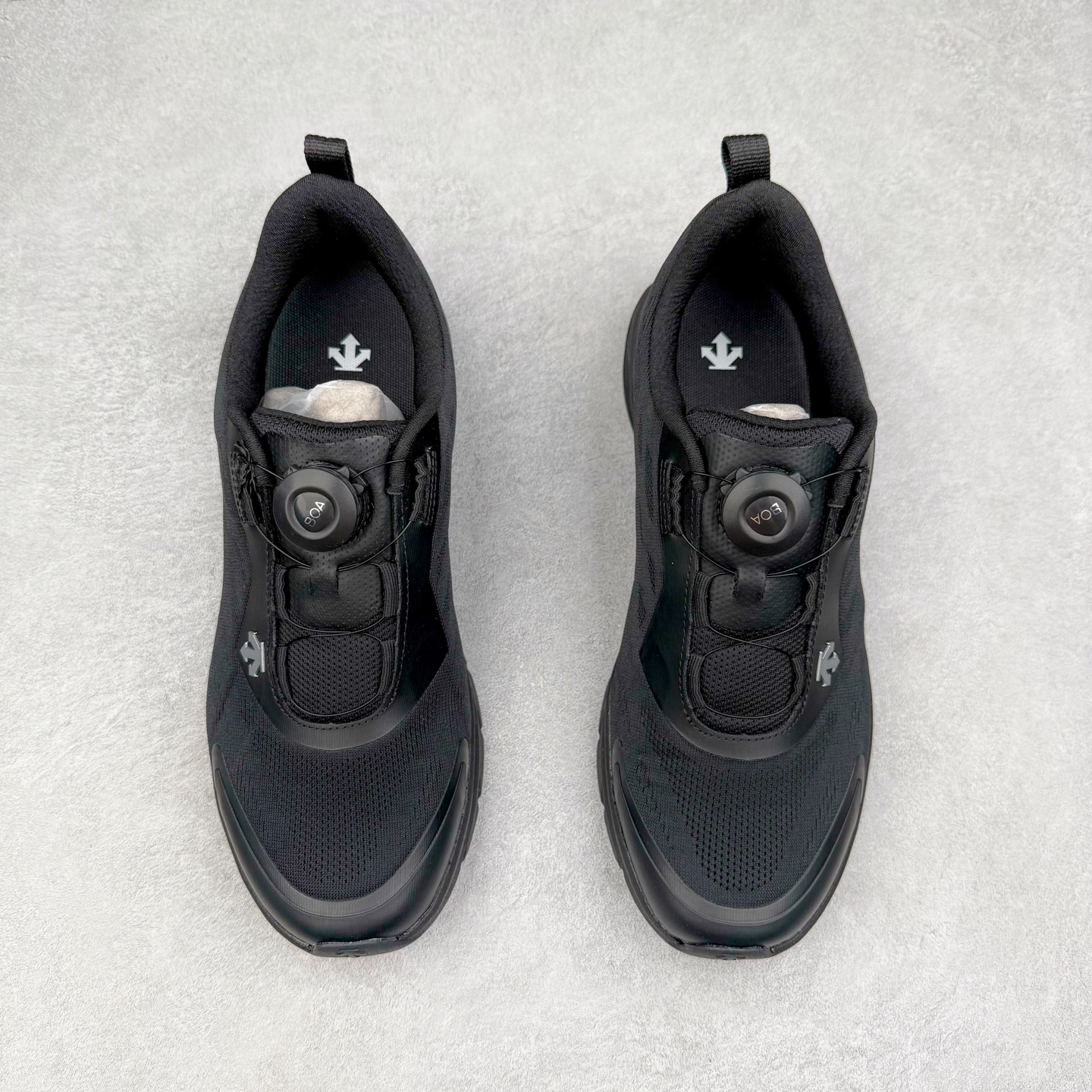 图片[2]-＃HP DESCENTE RUNNING BOA 迪桑特透气防滑耐磨低帮跑步鞋 DESCENTE（迪桑特）创立于1935年，品牌名取自法语词汇，意为“滑降”。品牌箭头标识代表滑雪的三种技术“高速直线滑行”、“穿越”和“侧滑”，也寓意品牌在打造高端专业运动产品中不断追求完美的创新精神，致力于成为中国高端专业滑雪、综训、女子、铁人三项、高尔夫的第一品牌。尺码：39 40 40.5 41 42 42.5 43 44 44.5 45-选品中心