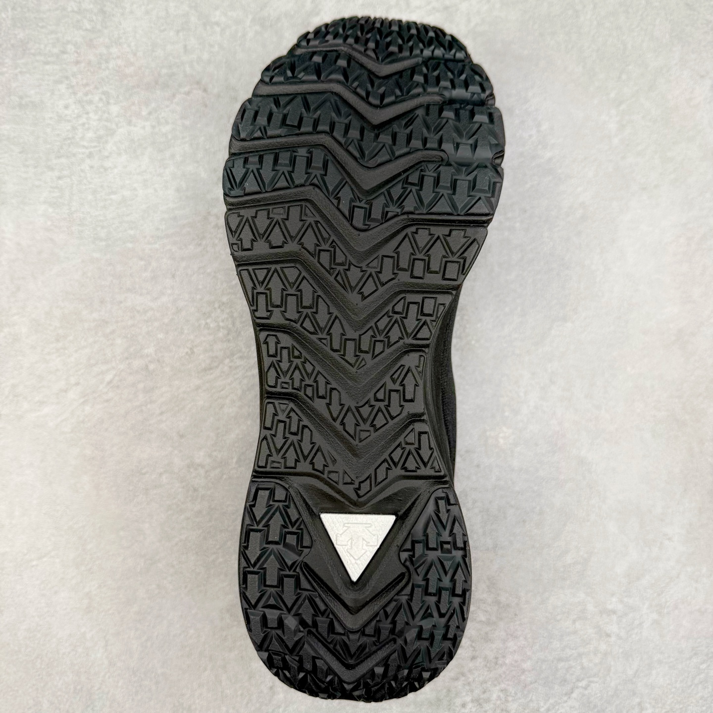 图片[9]-＃HP DESCENTE RUNNING BOA 迪桑特透气防滑耐磨低帮跑步鞋 DESCENTE（迪桑特）创立于1935年，品牌名取自法语词汇，意为“滑降”。品牌箭头标识代表滑雪的三种技术“高速直线滑行”、“穿越”和“侧滑”，也寓意品牌在打造高端专业运动产品中不断追求完美的创新精神，致力于成为中国高端专业滑雪、综训、女子、铁人三项、高尔夫的第一品牌。尺码：39 40 40.5 41 42 42.5 43 44 44.5 45-选品中心