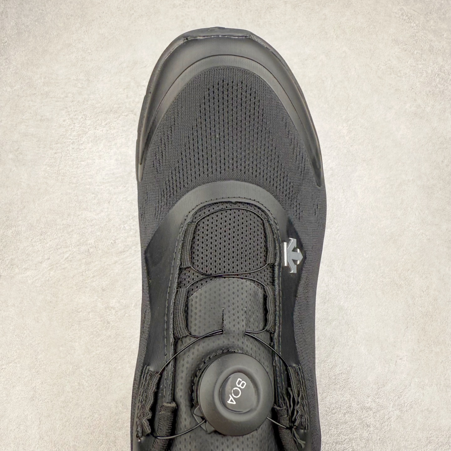 图片[4]-＃HP DESCENTE RUNNING BOA 迪桑特透气防滑耐磨低帮跑步鞋 DESCENTE（迪桑特）创立于1935年，品牌名取自法语词汇，意为“滑降”。品牌箭头标识代表滑雪的三种技术“高速直线滑行”、“穿越”和“侧滑”，也寓意品牌在打造高端专业运动产品中不断追求完美的创新精神，致力于成为中国高端专业滑雪、综训、女子、铁人三项、高尔夫的第一品牌。尺码：39 40 40.5 41 42 42.5 43 44 44.5 45-选品中心