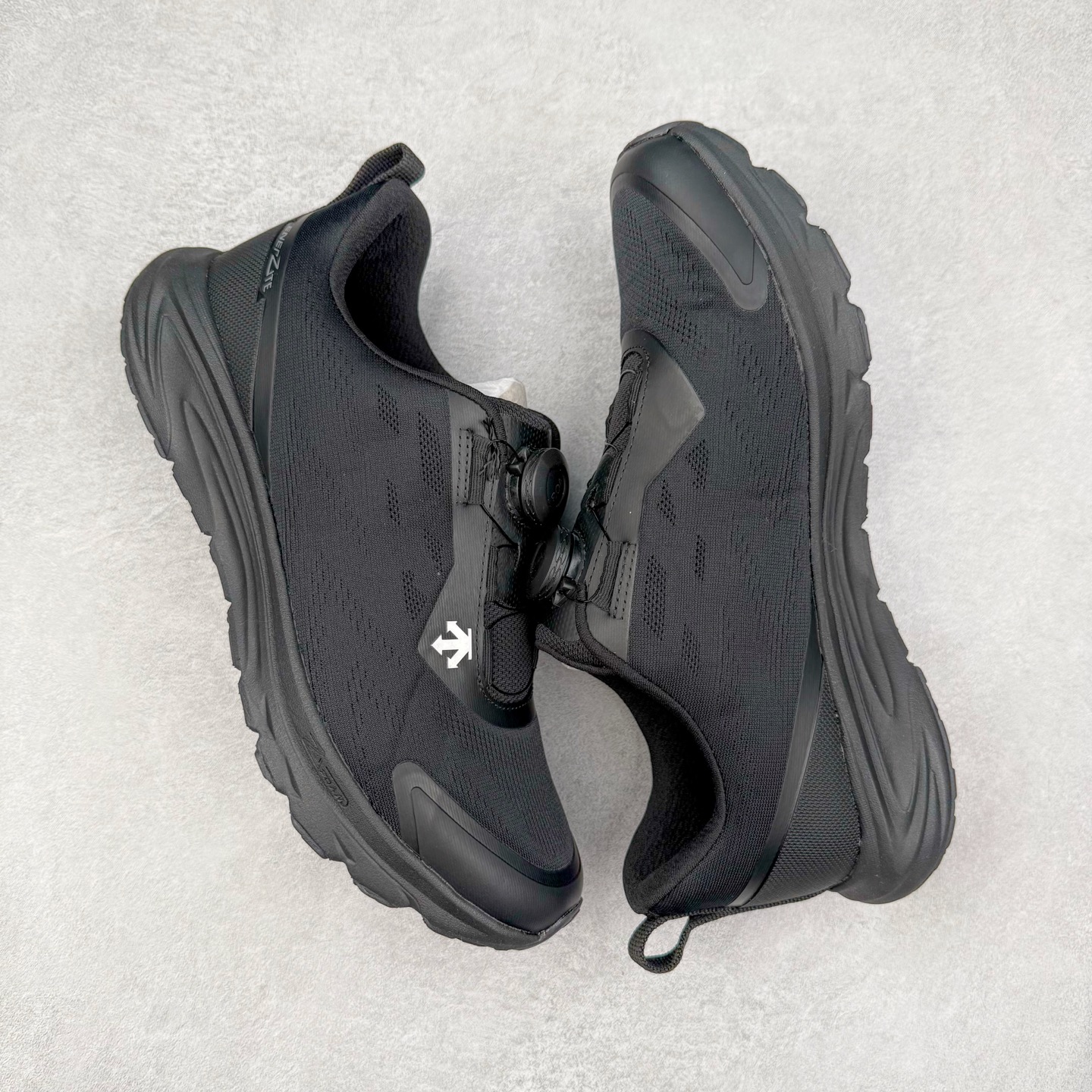 图片[3]-＃HP DESCENTE RUNNING BOA 迪桑特透气防滑耐磨低帮跑步鞋 DESCENTE（迪桑特）创立于1935年，品牌名取自法语词汇，意为“滑降”。品牌箭头标识代表滑雪的三种技术“高速直线滑行”、“穿越”和“侧滑”，也寓意品牌在打造高端专业运动产品中不断追求完美的创新精神，致力于成为中国高端专业滑雪、综训、女子、铁人三项、高尔夫的第一品牌。尺码：39 40 40.5 41 42 42.5 43 44 44.5 45-选品中心