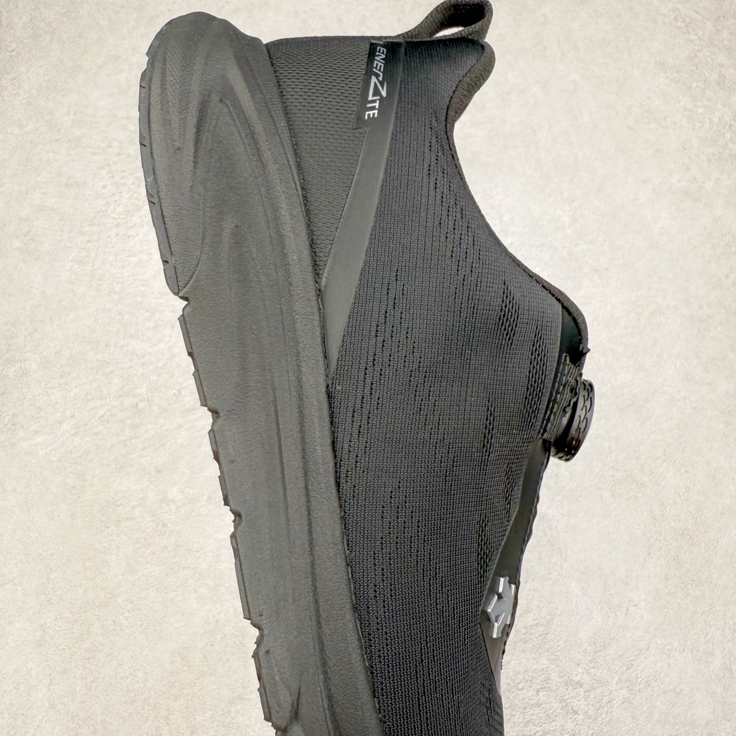 图片[6]-＃HP DESCENTE RUNNING BOA 迪桑特透气防滑耐磨低帮跑步鞋 DESCENTE（迪桑特）创立于1935年，品牌名取自法语词汇，意为“滑降”。品牌箭头标识代表滑雪的三种技术“高速直线滑行”、“穿越”和“侧滑”，也寓意品牌在打造高端专业运动产品中不断追求完美的创新精神，致力于成为中国高端专业滑雪、综训、女子、铁人三项、高尔夫的第一品牌。尺码：39 40 40.5 41 42 42.5 43 44 44.5 45-选品中心