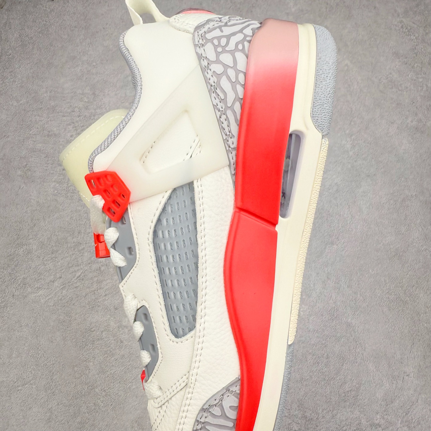 图片[7]-Jordan Spizike Low AJ复古低帮篮球鞋 HF8827-100 这款鞋子著名导演斯派克李的Jordan Spizike专属 预计于明年夏季推出全新低帮版本 将包括三款配色 经典爆裂纹非常复古 两款配色分别以大学红和黑曜石蓝进行区分 鞋身设计中依旧带有大象爆裂纹、鞋侧束带、塑胶网布等经典元素 之后 在鞋舌、内衬以及鞋底等位置缀以大学红和黑曜石蓝搭配 带来全新造型 尺码：36 36.5 37.5 38 38.5 39 40 40.5 41 42 42.5 43 44 44.5 45 46 47.5-选品中心