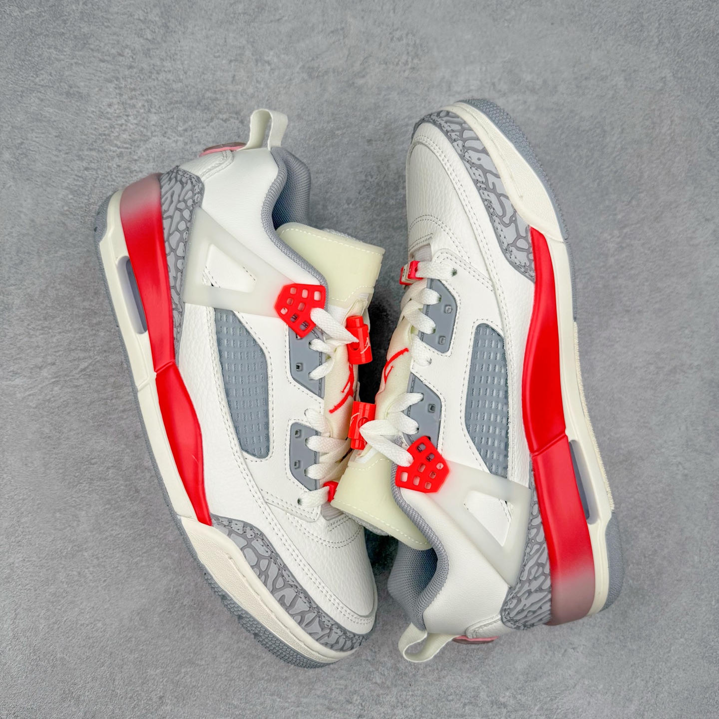 图片[3]-Jordan Spizike Low AJ复古低帮篮球鞋 HF8827-100 这款鞋子著名导演斯派克李的Jordan Spizike专属 预计于明年夏季推出全新低帮版本 将包括三款配色 经典爆裂纹非常复古 两款配色分别以大学红和黑曜石蓝进行区分 鞋身设计中依旧带有大象爆裂纹、鞋侧束带、塑胶网布等经典元素 之后 在鞋舌、内衬以及鞋底等位置缀以大学红和黑曜石蓝搭配 带来全新造型 尺码：36 36.5 37.5 38 38.5 39 40 40.5 41 42 42.5 43 44 44.5 45 46 47.5-选品中心