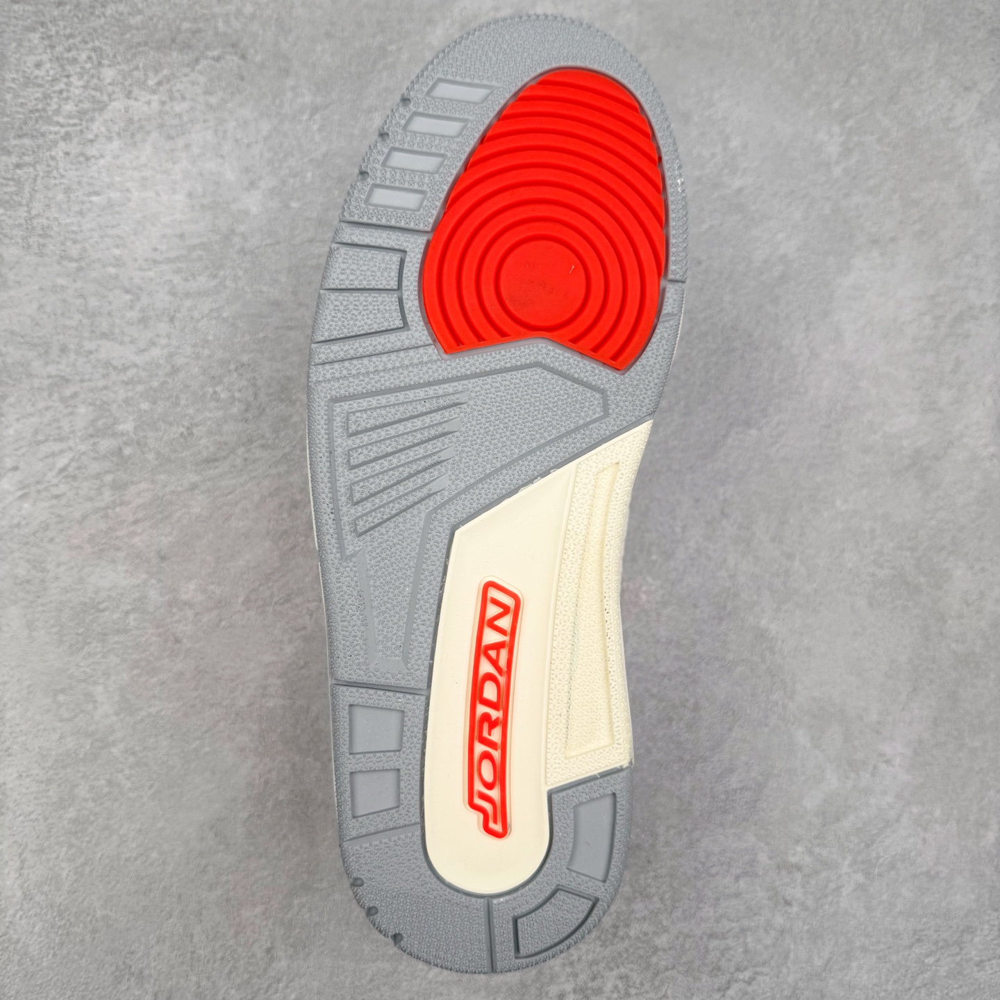 图片[9]-Jordan Spizike Low AJ复古低帮篮球鞋 HF8827-100 这款鞋子著名导演斯派克李的Jordan Spizike专属 预计于明年夏季推出全新低帮版本 将包括三款配色 经典爆裂纹非常复古 两款配色分别以大学红和黑曜石蓝进行区分 鞋身设计中依旧带有大象爆裂纹、鞋侧束带、塑胶网布等经典元素 之后 在鞋舌、内衬以及鞋底等位置缀以大学红和黑曜石蓝搭配 带来全新造型 尺码：36 36.5 37.5 38 38.5 39 40 40.5 41 42 42.5 43 44 44.5 45 46 47.5-选品中心