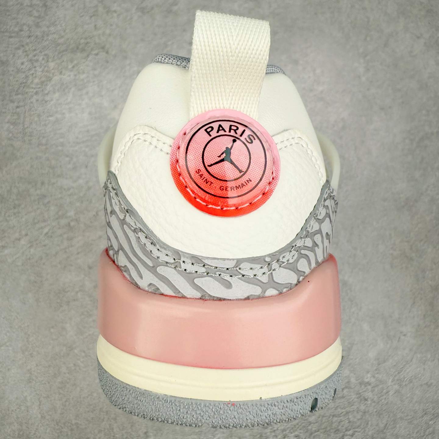 图片[8]-Jordan Spizike Low AJ复古低帮篮球鞋 HF8827-100 这款鞋子著名导演斯派克李的Jordan Spizike专属 预计于明年夏季推出全新低帮版本 将包括三款配色 经典爆裂纹非常复古 两款配色分别以大学红和黑曜石蓝进行区分 鞋身设计中依旧带有大象爆裂纹、鞋侧束带、塑胶网布等经典元素 之后 在鞋舌、内衬以及鞋底等位置缀以大学红和黑曜石蓝搭配 带来全新造型 尺码：36 36.5 37.5 38 38.5 39 40 40.5 41 42 42.5 43 44 44.5 45 46 47.5-选品中心