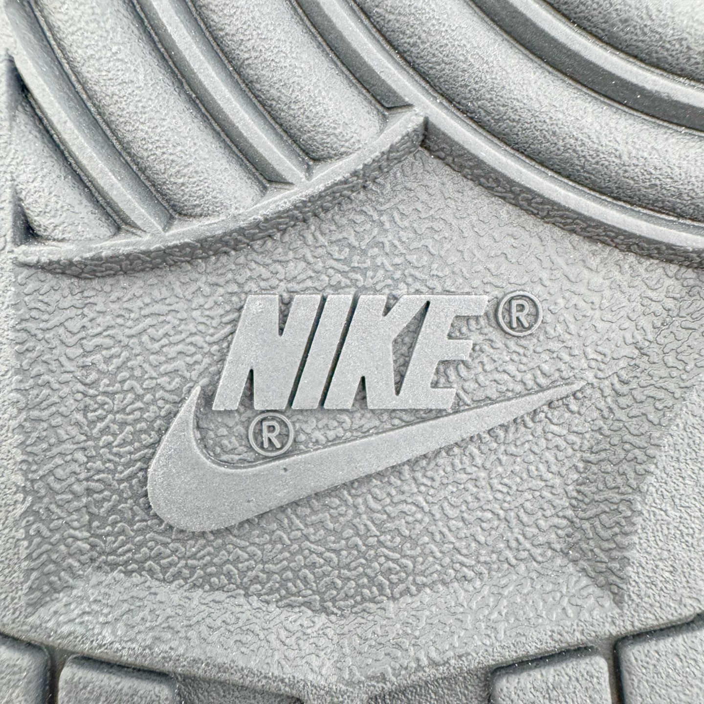 图片[21]-＃YC纯原 NK Dunk Low 黑白蓝 IB3079-100 实力大厂出品 新配色陆续开发 利润个位数只为口碑 全套原纸板楦头开发 确保原汁原味 完美呈现DUNK版型 一比一鞋头弧度高度鞋身弧度 此版本只针对中端市场 皮料材质有所更替 其他数据细节工艺流程均保持一致 绝不口嗨 细节品控鞋型随意对比 独家私模官方第六代原厂航空铝磨具打磨大底 鞋头坡度极致还原 无解鞋型 原盒原配 圈内天花板工艺 原厂玻璃冲刀 超高清洁度 全鞋零毛边皮料切割 原厂中底布点胶 中底布拉帮走线遵循公司 尺码：36 36.5 37.5 38 38.5 39 40 40.5 41 42 42.5 43 44 44.5 45 46-选品中心