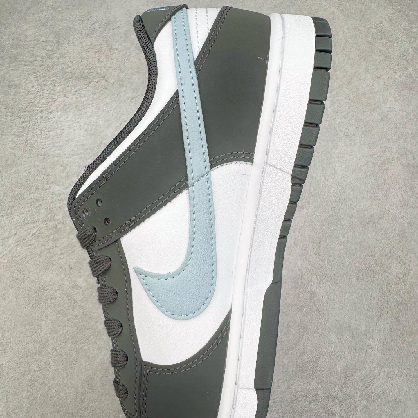 图片[7]-＃YC纯原 NK Dunk Low 黑白蓝 IB3079-100 实力大厂出品 新配色陆续开发 利润个位数只为口碑 全套原纸板楦头开发 确保原汁原味 完美呈现DUNK版型 一比一鞋头弧度高度鞋身弧度 此版本只针对中端市场 皮料材质有所更替 其他数据细节工艺流程均保持一致 绝不口嗨 细节品控鞋型随意对比 独家私模官方第六代原厂航空铝磨具打磨大底 鞋头坡度极致还原 无解鞋型 原盒原配 圈内天花板工艺 原厂玻璃冲刀 超高清洁度 全鞋零毛边皮料切割 原厂中底布点胶 中底布拉帮走线遵循公司 尺码：36 36.5 37.5 38 38.5 39 40 40.5 41 42 42.5 43 44 44.5 45 46-选品中心