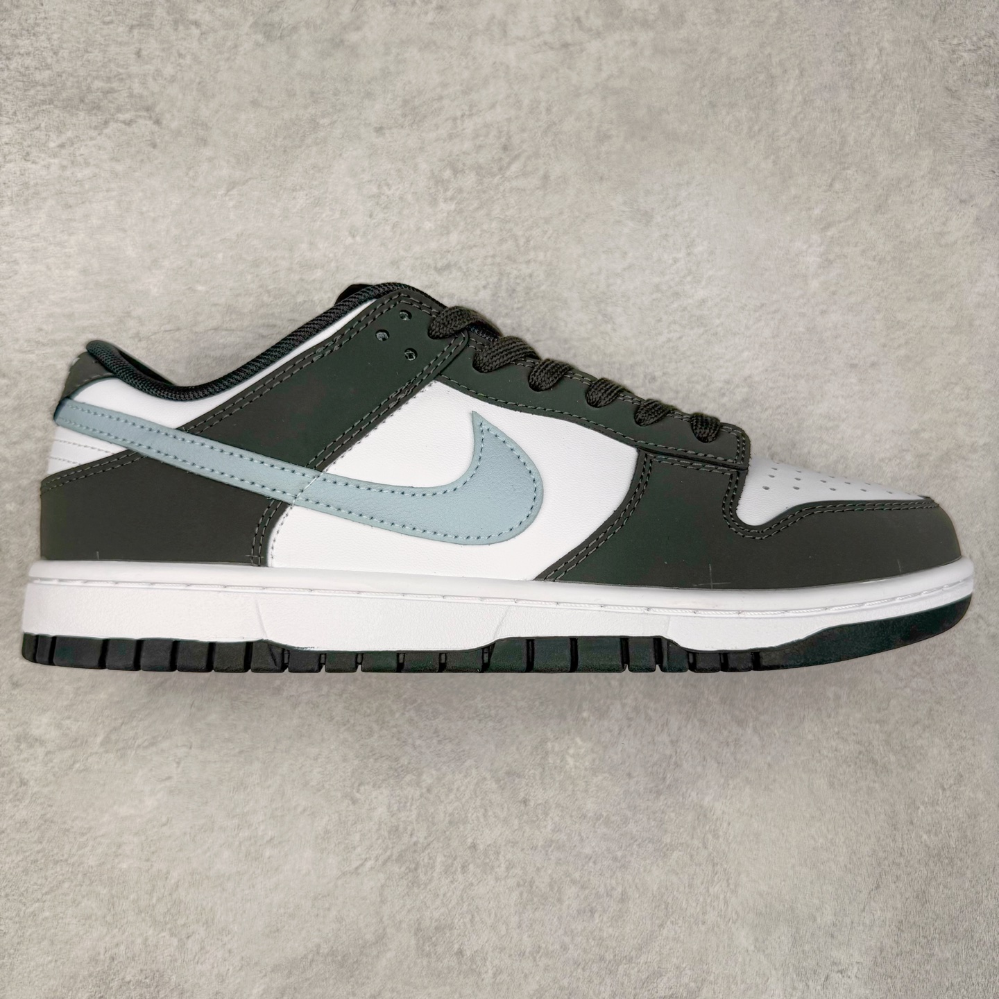 ＃YC纯原 NK Dunk Low 黑白蓝 IB3079-100 实力大厂出品 新配色陆续开发 利润个位数只为口碑 全套原纸板楦头开发 确保原汁原味 完美呈现DUNK版型 一比一鞋头弧度高度鞋身弧度 此版本只针对中端市场 皮料材质有所更替 其他数据细节工艺流程均保持一致 绝不口嗨 细节品控鞋型随意对比 独家私模官方第六代原厂航空铝磨具打磨大底 鞋头坡度极致还原 无解鞋型 原盒原配 圈内天花板工艺 原厂玻璃冲刀 超高清洁度 全鞋零毛边皮料切割 原厂中底布点胶 中底布拉帮走线遵循公司 尺码：36 36.5 37.5 38 38.5 39 40 40.5 41 42 42.5 43 44 44.5 45 46-选品中心