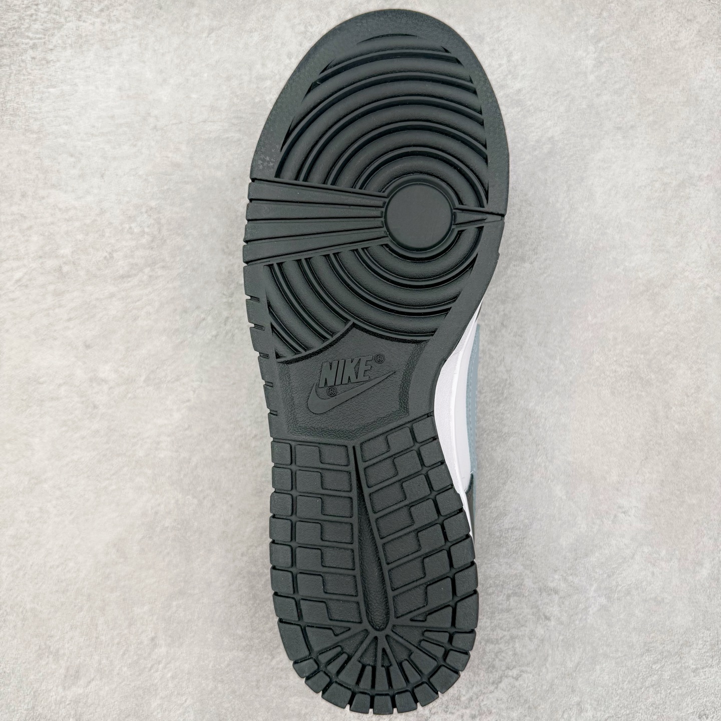 图片[9]-＃YC纯原 NK Dunk Low 黑白蓝 IB3079-100 实力大厂出品 新配色陆续开发 利润个位数只为口碑 全套原纸板楦头开发 确保原汁原味 完美呈现DUNK版型 一比一鞋头弧度高度鞋身弧度 此版本只针对中端市场 皮料材质有所更替 其他数据细节工艺流程均保持一致 绝不口嗨 细节品控鞋型随意对比 独家私模官方第六代原厂航空铝磨具打磨大底 鞋头坡度极致还原 无解鞋型 原盒原配 圈内天花板工艺 原厂玻璃冲刀 超高清洁度 全鞋零毛边皮料切割 原厂中底布点胶 中底布拉帮走线遵循公司 尺码：36 36.5 37.5 38 38.5 39 40 40.5 41 42 42.5 43 44 44.5 45 46-选品中心