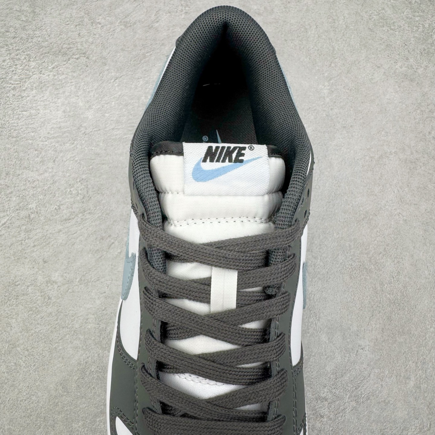 图片[5]-＃YC纯原 NK Dunk Low 黑白蓝 IB3079-100 实力大厂出品 新配色陆续开发 利润个位数只为口碑 全套原纸板楦头开发 确保原汁原味 完美呈现DUNK版型 一比一鞋头弧度高度鞋身弧度 此版本只针对中端市场 皮料材质有所更替 其他数据细节工艺流程均保持一致 绝不口嗨 细节品控鞋型随意对比 独家私模官方第六代原厂航空铝磨具打磨大底 鞋头坡度极致还原 无解鞋型 原盒原配 圈内天花板工艺 原厂玻璃冲刀 超高清洁度 全鞋零毛边皮料切割 原厂中底布点胶 中底布拉帮走线遵循公司 尺码：36 36.5 37.5 38 38.5 39 40 40.5 41 42 42.5 43 44 44.5 45 46-选品中心