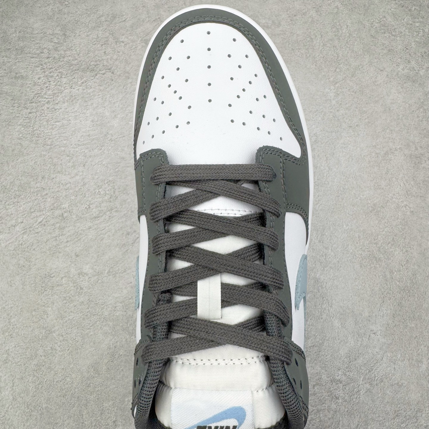 图片[4]-＃YC纯原 NK Dunk Low 黑白蓝 IB3079-100 实力大厂出品 新配色陆续开发 利润个位数只为口碑 全套原纸板楦头开发 确保原汁原味 完美呈现DUNK版型 一比一鞋头弧度高度鞋身弧度 此版本只针对中端市场 皮料材质有所更替 其他数据细节工艺流程均保持一致 绝不口嗨 细节品控鞋型随意对比 独家私模官方第六代原厂航空铝磨具打磨大底 鞋头坡度极致还原 无解鞋型 原盒原配 圈内天花板工艺 原厂玻璃冲刀 超高清洁度 全鞋零毛边皮料切割 原厂中底布点胶 中底布拉帮走线遵循公司 尺码：36 36.5 37.5 38 38.5 39 40 40.5 41 42 42.5 43 44 44.5 45 46-选品中心