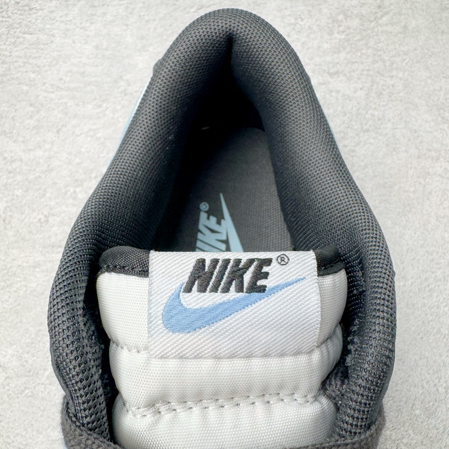 图片[15]-＃YC纯原 NK Dunk Low 黑白蓝 IB3079-100 实力大厂出品 新配色陆续开发 利润个位数只为口碑 全套原纸板楦头开发 确保原汁原味 完美呈现DUNK版型 一比一鞋头弧度高度鞋身弧度 此版本只针对中端市场 皮料材质有所更替 其他数据细节工艺流程均保持一致 绝不口嗨 细节品控鞋型随意对比 独家私模官方第六代原厂航空铝磨具打磨大底 鞋头坡度极致还原 无解鞋型 原盒原配 圈内天花板工艺 原厂玻璃冲刀 超高清洁度 全鞋零毛边皮料切割 原厂中底布点胶 中底布拉帮走线遵循公司 尺码：36 36.5 37.5 38 38.5 39 40 40.5 41 42 42.5 43 44 44.5 45 46-选品中心