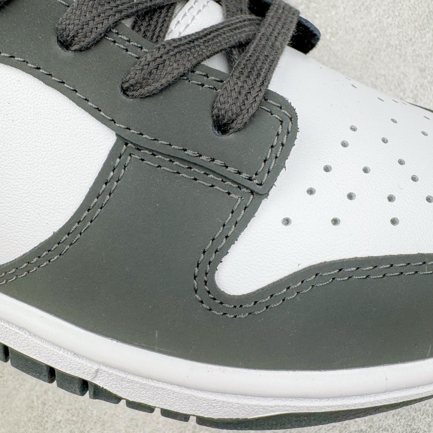 图片[20]-＃YC纯原 NK Dunk Low 黑白蓝 IB3079-100 实力大厂出品 新配色陆续开发 利润个位数只为口碑 全套原纸板楦头开发 确保原汁原味 完美呈现DUNK版型 一比一鞋头弧度高度鞋身弧度 此版本只针对中端市场 皮料材质有所更替 其他数据细节工艺流程均保持一致 绝不口嗨 细节品控鞋型随意对比 独家私模官方第六代原厂航空铝磨具打磨大底 鞋头坡度极致还原 无解鞋型 原盒原配 圈内天花板工艺 原厂玻璃冲刀 超高清洁度 全鞋零毛边皮料切割 原厂中底布点胶 中底布拉帮走线遵循公司 尺码：36 36.5 37.5 38 38.5 39 40 40.5 41 42 42.5 43 44 44.5 45 46-选品中心