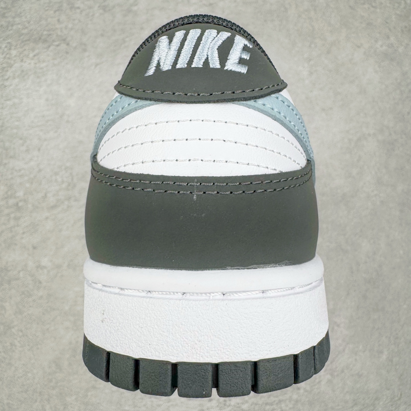 图片[8]-＃YC纯原 NK Dunk Low 黑白蓝 IB3079-100 实力大厂出品 新配色陆续开发 利润个位数只为口碑 全套原纸板楦头开发 确保原汁原味 完美呈现DUNK版型 一比一鞋头弧度高度鞋身弧度 此版本只针对中端市场 皮料材质有所更替 其他数据细节工艺流程均保持一致 绝不口嗨 细节品控鞋型随意对比 独家私模官方第六代原厂航空铝磨具打磨大底 鞋头坡度极致还原 无解鞋型 原盒原配 圈内天花板工艺 原厂玻璃冲刀 超高清洁度 全鞋零毛边皮料切割 原厂中底布点胶 中底布拉帮走线遵循公司 尺码：36 36.5 37.5 38 38.5 39 40 40.5 41 42 42.5 43 44 44.5 45 46-选品中心