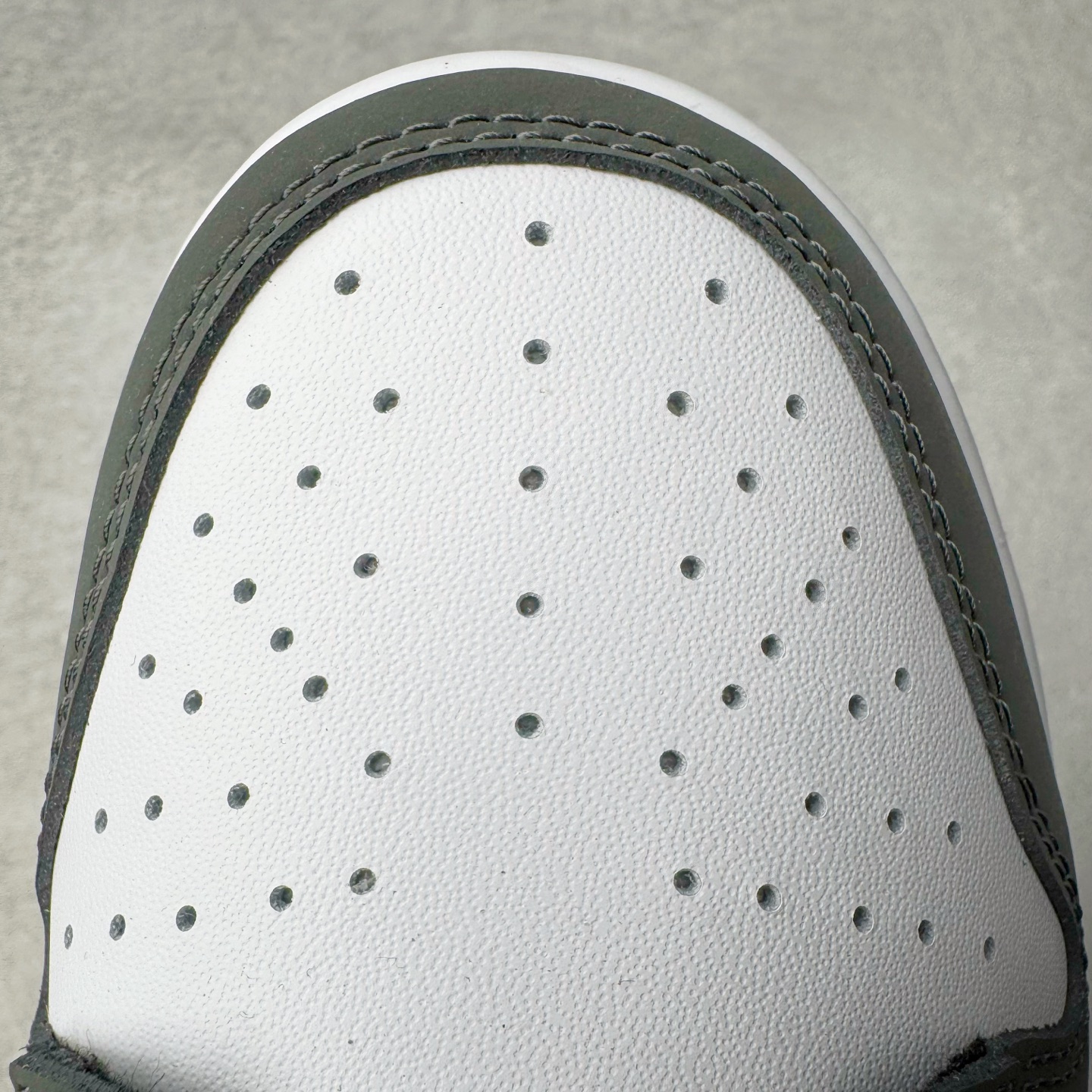 图片[16]-＃YC纯原 NK Dunk Low 黑白蓝 IB3079-100 实力大厂出品 新配色陆续开发 利润个位数只为口碑 全套原纸板楦头开发 确保原汁原味 完美呈现DUNK版型 一比一鞋头弧度高度鞋身弧度 此版本只针对中端市场 皮料材质有所更替 其他数据细节工艺流程均保持一致 绝不口嗨 细节品控鞋型随意对比 独家私模官方第六代原厂航空铝磨具打磨大底 鞋头坡度极致还原 无解鞋型 原盒原配 圈内天花板工艺 原厂玻璃冲刀 超高清洁度 全鞋零毛边皮料切割 原厂中底布点胶 中底布拉帮走线遵循公司 尺码：36 36.5 37.5 38 38.5 39 40 40.5 41 42 42.5 43 44 44.5 45 46-选品中心