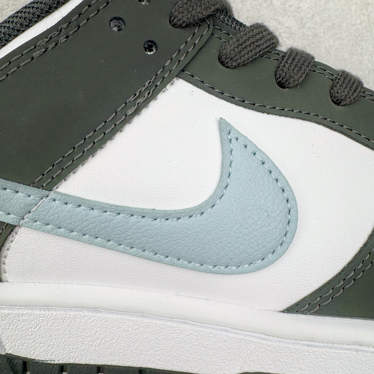 图片[19]-＃YC纯原 NK Dunk Low 黑白蓝 IB3079-100 实力大厂出品 新配色陆续开发 利润个位数只为口碑 全套原纸板楦头开发 确保原汁原味 完美呈现DUNK版型 一比一鞋头弧度高度鞋身弧度 此版本只针对中端市场 皮料材质有所更替 其他数据细节工艺流程均保持一致 绝不口嗨 细节品控鞋型随意对比 独家私模官方第六代原厂航空铝磨具打磨大底 鞋头坡度极致还原 无解鞋型 原盒原配 圈内天花板工艺 原厂玻璃冲刀 超高清洁度 全鞋零毛边皮料切割 原厂中底布点胶 中底布拉帮走线遵循公司 尺码：36 36.5 37.5 38 38.5 39 40 40.5 41 42 42.5 43 44 44.5 45 46-选品中心