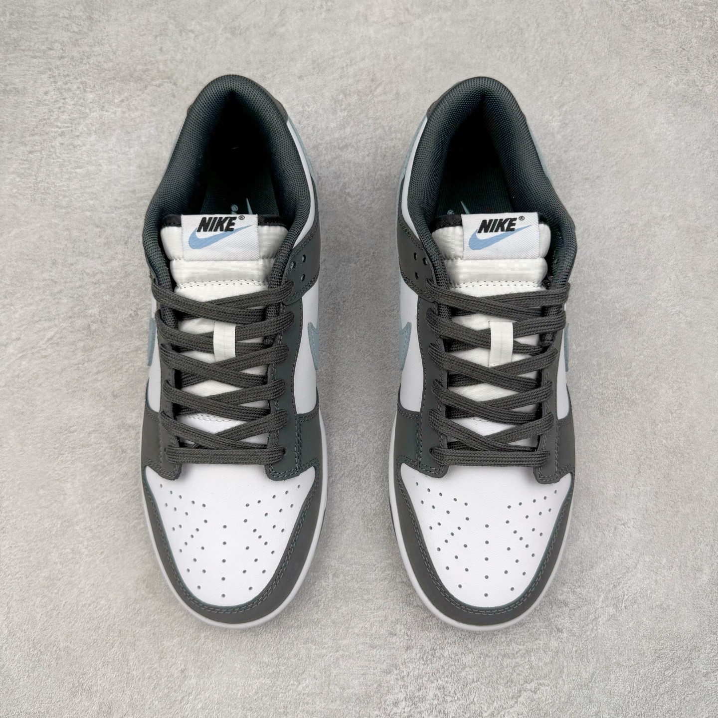图片[2]-＃YC纯原 NK Dunk Low 黑白蓝 IB3079-100 实力大厂出品 新配色陆续开发 利润个位数只为口碑 全套原纸板楦头开发 确保原汁原味 完美呈现DUNK版型 一比一鞋头弧度高度鞋身弧度 此版本只针对中端市场 皮料材质有所更替 其他数据细节工艺流程均保持一致 绝不口嗨 细节品控鞋型随意对比 独家私模官方第六代原厂航空铝磨具打磨大底 鞋头坡度极致还原 无解鞋型 原盒原配 圈内天花板工艺 原厂玻璃冲刀 超高清洁度 全鞋零毛边皮料切割 原厂中底布点胶 中底布拉帮走线遵循公司 尺码：36 36.5 37.5 38 38.5 39 40 40.5 41 42 42.5 43 44 44.5 45 46-选品中心