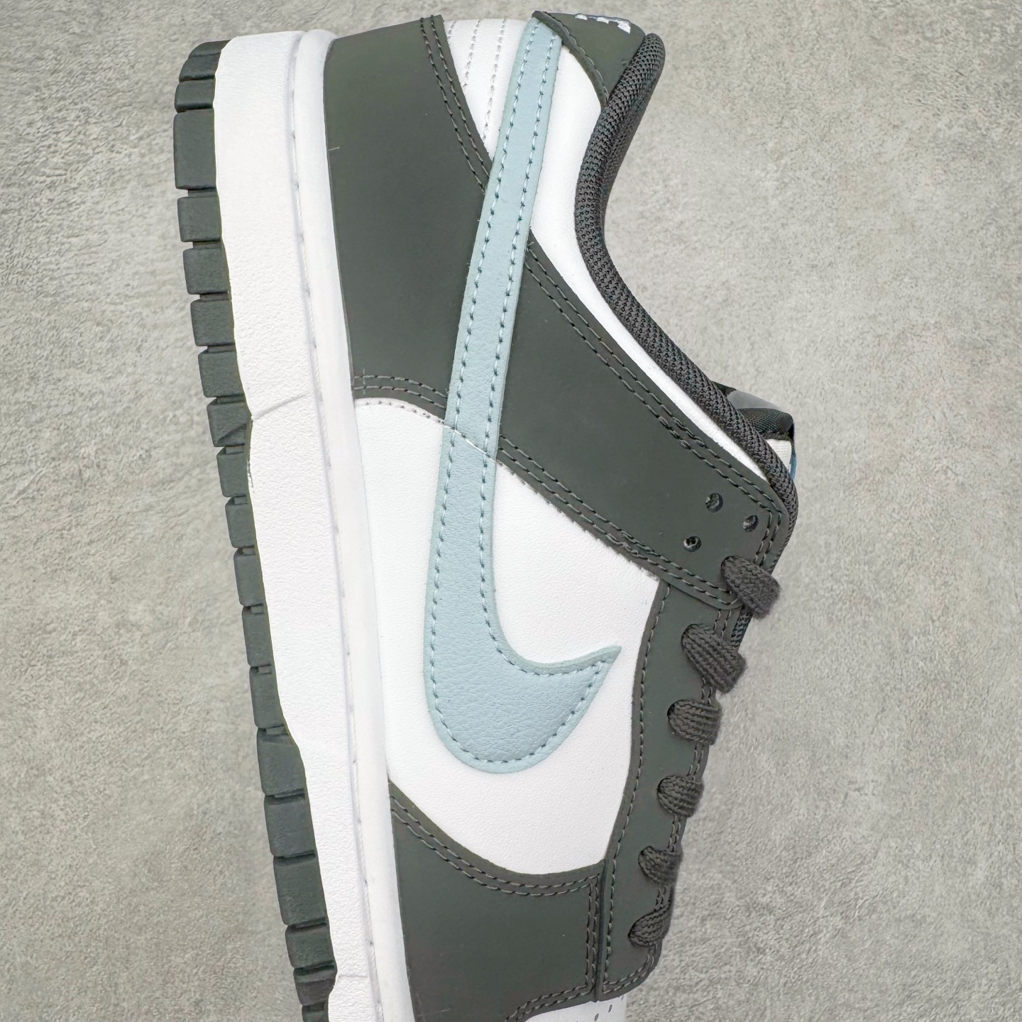 图片[6]-＃YC纯原 NK Dunk Low 黑白蓝 IB3079-100 实力大厂出品 新配色陆续开发 利润个位数只为口碑 全套原纸板楦头开发 确保原汁原味 完美呈现DUNK版型 一比一鞋头弧度高度鞋身弧度 此版本只针对中端市场 皮料材质有所更替 其他数据细节工艺流程均保持一致 绝不口嗨 细节品控鞋型随意对比 独家私模官方第六代原厂航空铝磨具打磨大底 鞋头坡度极致还原 无解鞋型 原盒原配 圈内天花板工艺 原厂玻璃冲刀 超高清洁度 全鞋零毛边皮料切割 原厂中底布点胶 中底布拉帮走线遵循公司 尺码：36 36.5 37.5 38 38.5 39 40 40.5 41 42 42.5 43 44 44.5 45 46-选品中心