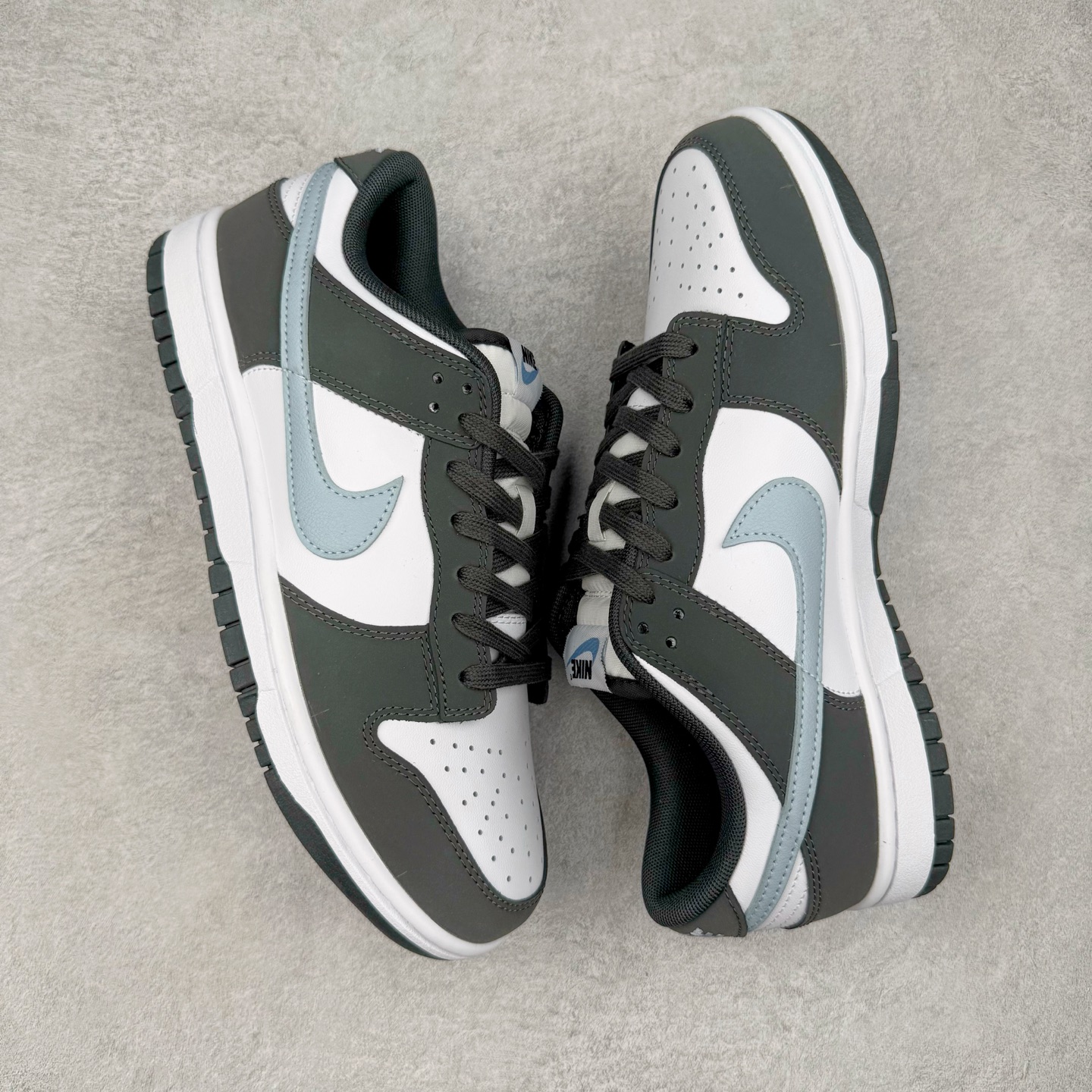 图片[3]-＃YC纯原 NK Dunk Low 黑白蓝 IB3079-100 实力大厂出品 新配色陆续开发 利润个位数只为口碑 全套原纸板楦头开发 确保原汁原味 完美呈现DUNK版型 一比一鞋头弧度高度鞋身弧度 此版本只针对中端市场 皮料材质有所更替 其他数据细节工艺流程均保持一致 绝不口嗨 细节品控鞋型随意对比 独家私模官方第六代原厂航空铝磨具打磨大底 鞋头坡度极致还原 无解鞋型 原盒原配 圈内天花板工艺 原厂玻璃冲刀 超高清洁度 全鞋零毛边皮料切割 原厂中底布点胶 中底布拉帮走线遵循公司 尺码：36 36.5 37.5 38 38.5 39 40 40.5 41 42 42.5 43 44 44.5 45 46-选品中心