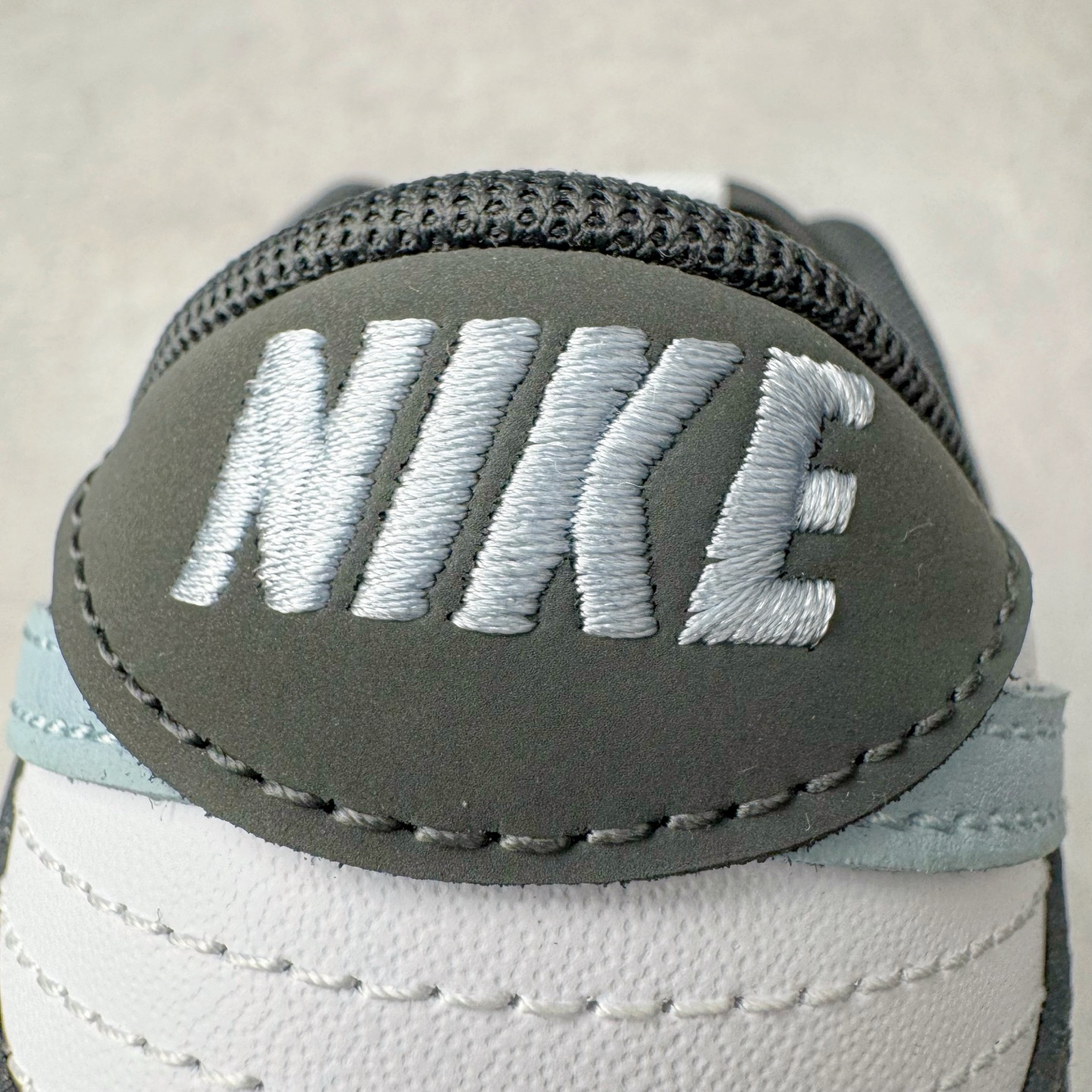 图片[17]-＃YC纯原 NK Dunk Low 黑白蓝 IB3079-100 实力大厂出品 新配色陆续开发 利润个位数只为口碑 全套原纸板楦头开发 确保原汁原味 完美呈现DUNK版型 一比一鞋头弧度高度鞋身弧度 此版本只针对中端市场 皮料材质有所更替 其他数据细节工艺流程均保持一致 绝不口嗨 细节品控鞋型随意对比 独家私模官方第六代原厂航空铝磨具打磨大底 鞋头坡度极致还原 无解鞋型 原盒原配 圈内天花板工艺 原厂玻璃冲刀 超高清洁度 全鞋零毛边皮料切割 原厂中底布点胶 中底布拉帮走线遵循公司 尺码：36 36.5 37.5 38 38.5 39 40 40.5 41 42 42.5 43 44 44.5 45 46-选品中心