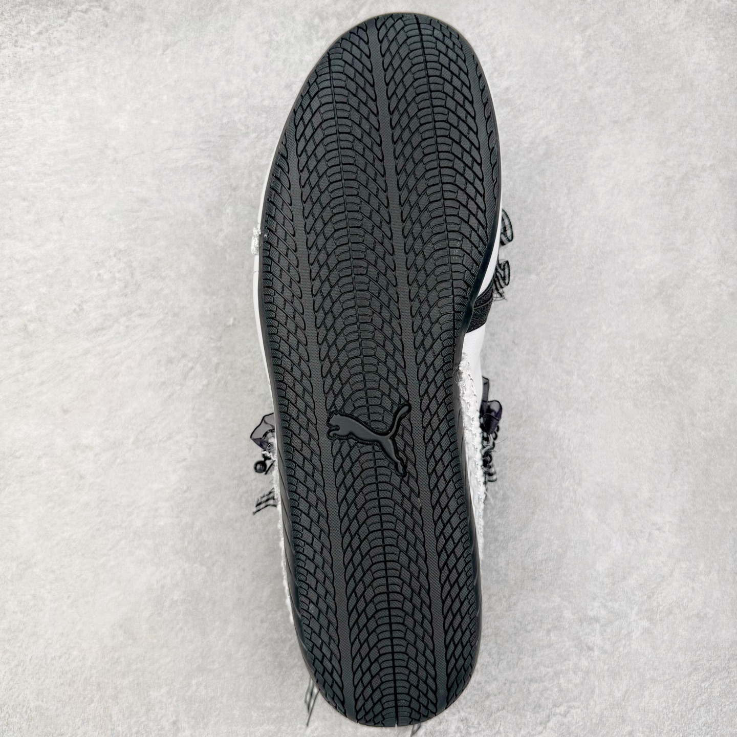 图片[9]-＃DT PUMA Speedcat Ballerina 彪马柔软舒适防滑耐磨低帮生活休闲鞋芭蕾舞鞋单鞋玛丽珍鞋 这次，PUMA决定再对Speedcat来一次创新，以芭蕾舞鞋为灵感，将芭蕾舞鞋的灵动与轻盈感与赛车鞋融为一体，带来极具个性的全新鞋款Speedcat Ballerina。Speedcat Ballerina由Speedcat去除鞋舌、鞋带以及部分鞋侧位打造而成，鞋带部分被改为如同芭蕾鞋般的交叉弹性带，PUMA的标志依旧设计于鞋侧旁，整个鞋款外观变得更加优雅。Speedcat Ballerina 还汲取了赛车鞋的抓地设计，配备经典橡胶大底。尺码：36 37 37.5 38 38.5 39 40 40.5 41-选品中心