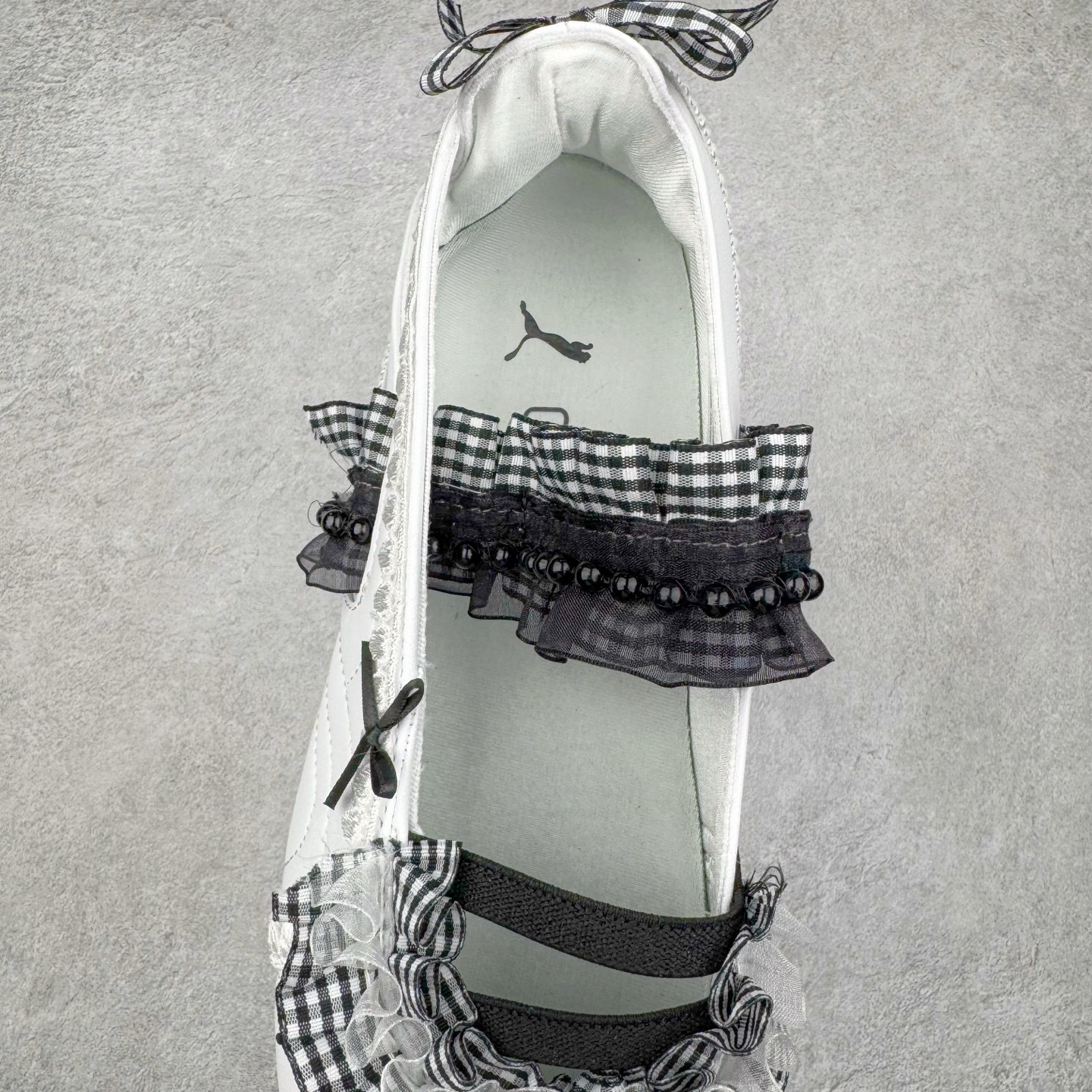 图片[5]-＃DT PUMA Speedcat Ballerina 彪马柔软舒适防滑耐磨低帮生活休闲鞋芭蕾舞鞋单鞋玛丽珍鞋 这次，PUMA决定再对Speedcat来一次创新，以芭蕾舞鞋为灵感，将芭蕾舞鞋的灵动与轻盈感与赛车鞋融为一体，带来极具个性的全新鞋款Speedcat Ballerina。Speedcat Ballerina由Speedcat去除鞋舌、鞋带以及部分鞋侧位打造而成，鞋带部分被改为如同芭蕾鞋般的交叉弹性带，PUMA的标志依旧设计于鞋侧旁，整个鞋款外观变得更加优雅。Speedcat Ballerina 还汲取了赛车鞋的抓地设计，配备经典橡胶大底。尺码：36 37 37.5 38 38.5 39 40 40.5 41-选品中心