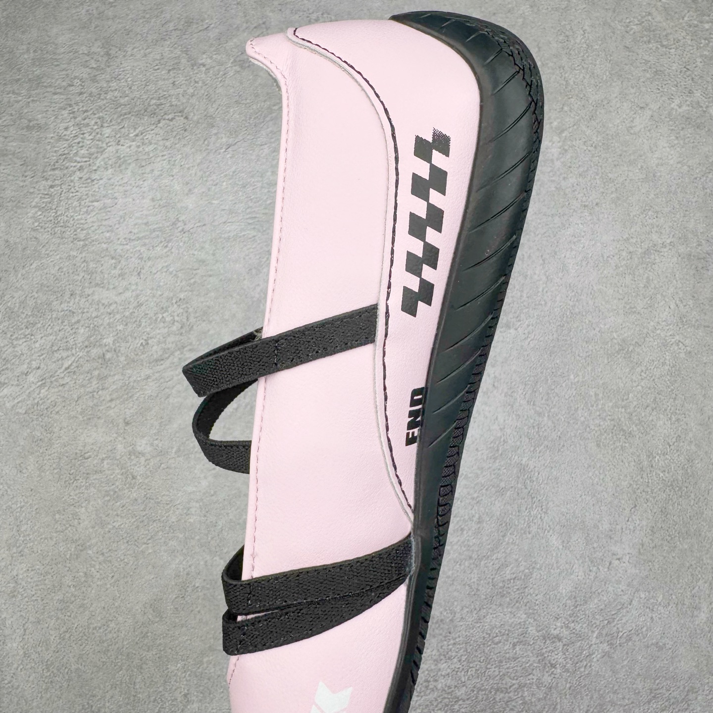 图片[7]-＃DT PUMA Speedcat Ballerina 彪马柔软舒适防滑耐磨低帮生活休闲鞋芭蕾舞鞋单鞋玛丽珍鞋 这次，PUMA决定再对Speedcat来一次创新，以芭蕾舞鞋为灵感，将芭蕾舞鞋的灵动与轻盈感与赛车鞋融为一体，带来极具个性的全新鞋款Speedcat Ballerina。Speedcat Ballerina由Speedcat去除鞋舌、鞋带以及部分鞋侧位打造而成，鞋带部分被改为如同芭蕾鞋般的交叉弹性带，PUMA的标志依旧设计于鞋侧旁，整个鞋款外观变得更加优雅。Speedcat Ballerina 还汲取了赛车鞋的抓地设计，配备经典橡胶大底。尺码：36 37 37.5 38 38.5 39 40 40.5 41-选品中心