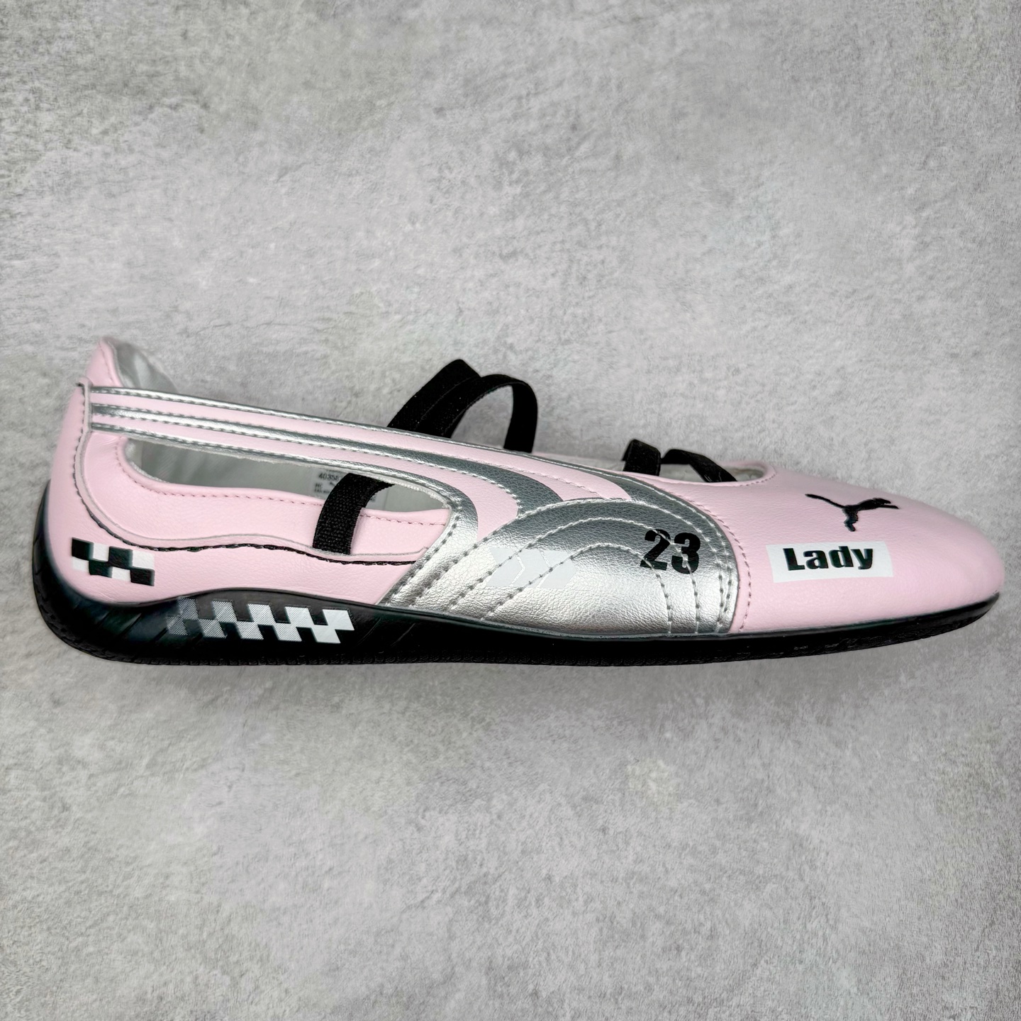 ＃DT PUMA Speedcat Ballerina 彪马柔软舒适防滑耐磨低帮生活休闲鞋芭蕾舞鞋单鞋玛丽珍鞋 这次，PUMA决定再对Speedcat来一次创新，以芭蕾舞鞋为灵感，将芭蕾舞鞋的灵动与轻盈感与赛车鞋融为一体，带来极具个性的全新鞋款Speedcat Ballerina。Speedcat Ballerina由Speedcat去除鞋舌、鞋带以及部分鞋侧位打造而成，鞋带部分被改为如同芭蕾鞋般的交叉弹性带，PUMA的标志依旧设计于鞋侧旁，整个鞋款外观变得更加优雅。Speedcat Ballerina 还汲取了赛车鞋的抓地设计，配备经典橡胶大底。尺码：36 37 37.5 38 38.5 39 40 40.5 41-选品中心