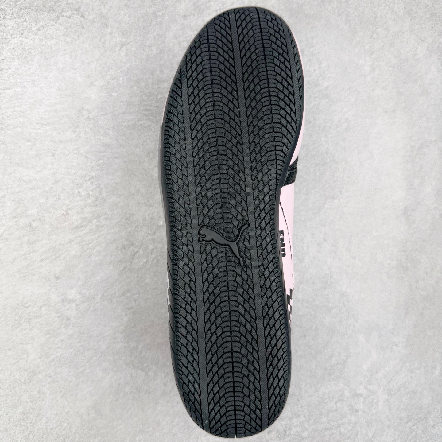 图片[9]-＃DT PUMA Speedcat Ballerina 彪马柔软舒适防滑耐磨低帮生活休闲鞋芭蕾舞鞋单鞋玛丽珍鞋 这次，PUMA决定再对Speedcat来一次创新，以芭蕾舞鞋为灵感，将芭蕾舞鞋的灵动与轻盈感与赛车鞋融为一体，带来极具个性的全新鞋款Speedcat Ballerina。Speedcat Ballerina由Speedcat去除鞋舌、鞋带以及部分鞋侧位打造而成，鞋带部分被改为如同芭蕾鞋般的交叉弹性带，PUMA的标志依旧设计于鞋侧旁，整个鞋款外观变得更加优雅。Speedcat Ballerina 还汲取了赛车鞋的抓地设计，配备经典橡胶大底。尺码：36 37 37.5 38 38.5 39 40 40.5 41-选品中心