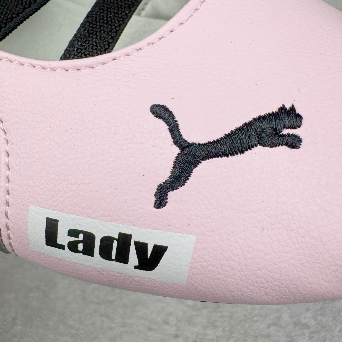 图片[13]-＃DT PUMA Speedcat Ballerina 彪马柔软舒适防滑耐磨低帮生活休闲鞋芭蕾舞鞋单鞋玛丽珍鞋 这次，PUMA决定再对Speedcat来一次创新，以芭蕾舞鞋为灵感，将芭蕾舞鞋的灵动与轻盈感与赛车鞋融为一体，带来极具个性的全新鞋款Speedcat Ballerina。Speedcat Ballerina由Speedcat去除鞋舌、鞋带以及部分鞋侧位打造而成，鞋带部分被改为如同芭蕾鞋般的交叉弹性带，PUMA的标志依旧设计于鞋侧旁，整个鞋款外观变得更加优雅。Speedcat Ballerina 还汲取了赛车鞋的抓地设计，配备经典橡胶大底。尺码：36 37 37.5 38 38.5 39 40 40.5 41-选品中心